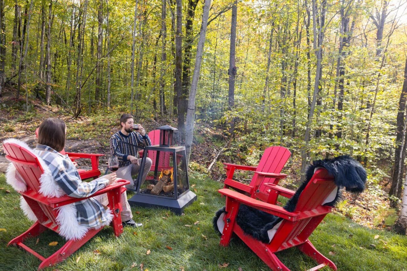 Espace extérieur convivial avec foyer au cœur de la nature 
Installez-vous confortablement pour profiter de moments chaleureux entre amis ou en famille, entourés par la forêt et le calme absolu