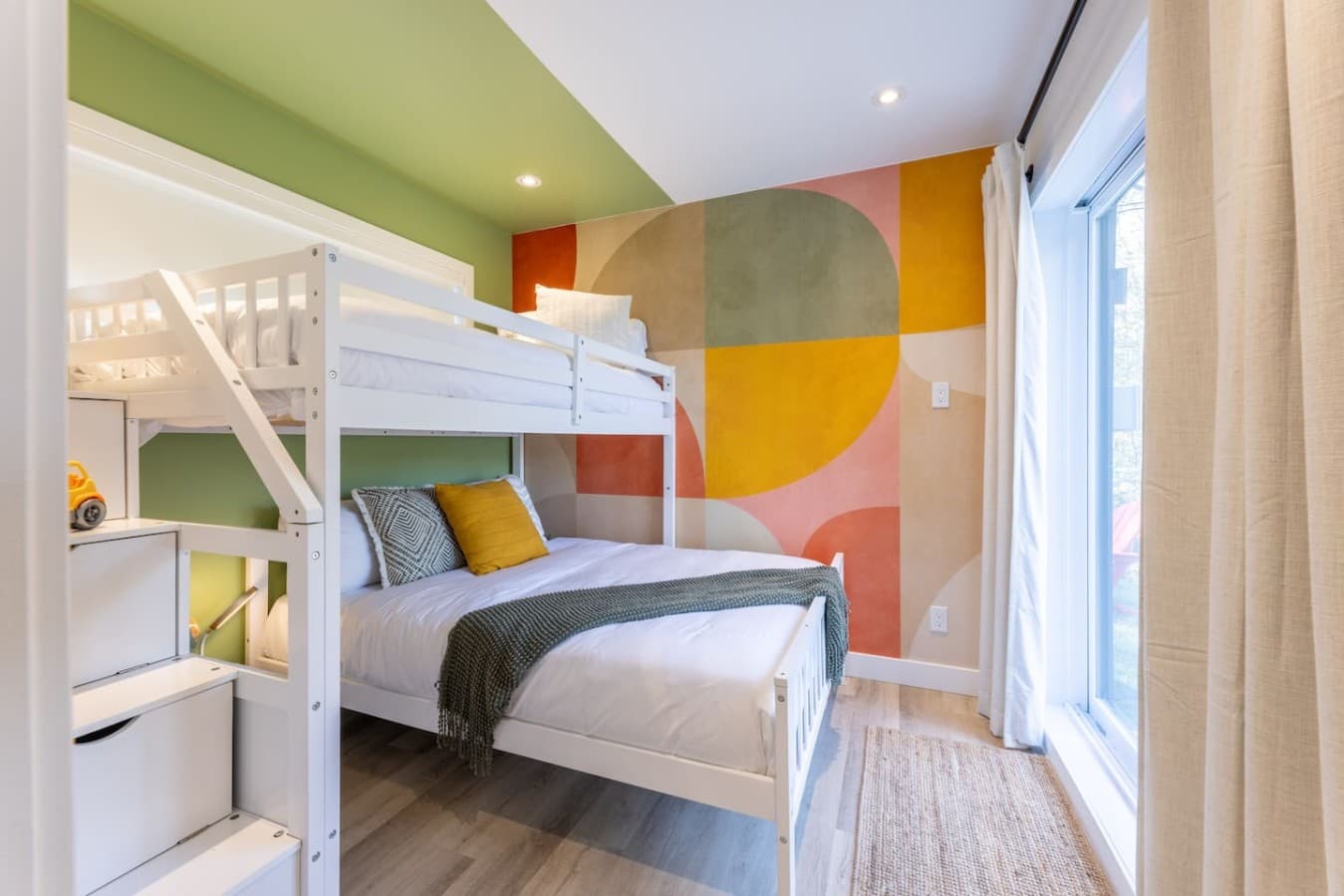 Chambre 2 colorée et ludique avec lit superposé et lit double 
Un espace parfait pour les enfants ou les familles, alliant confort, praticité et une touche de design unique.