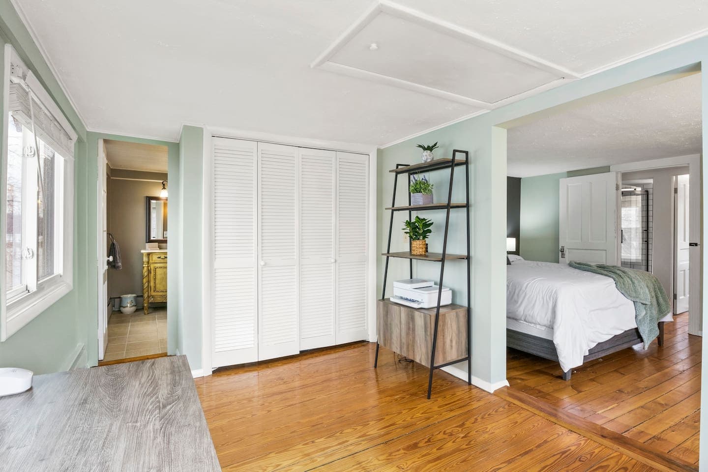 Spacious foyer with dark A-line shelves