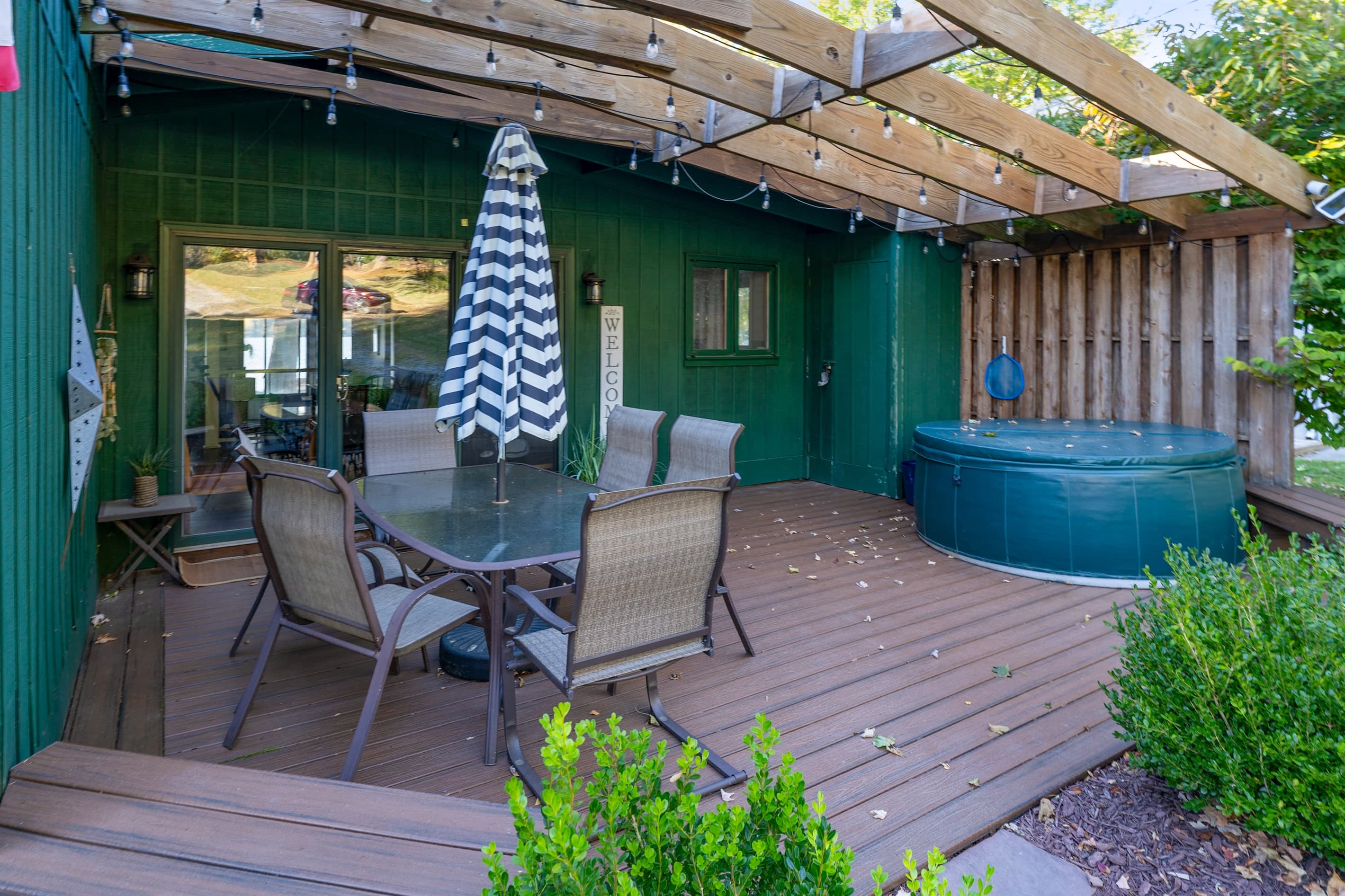 Hot tub on the entry deck