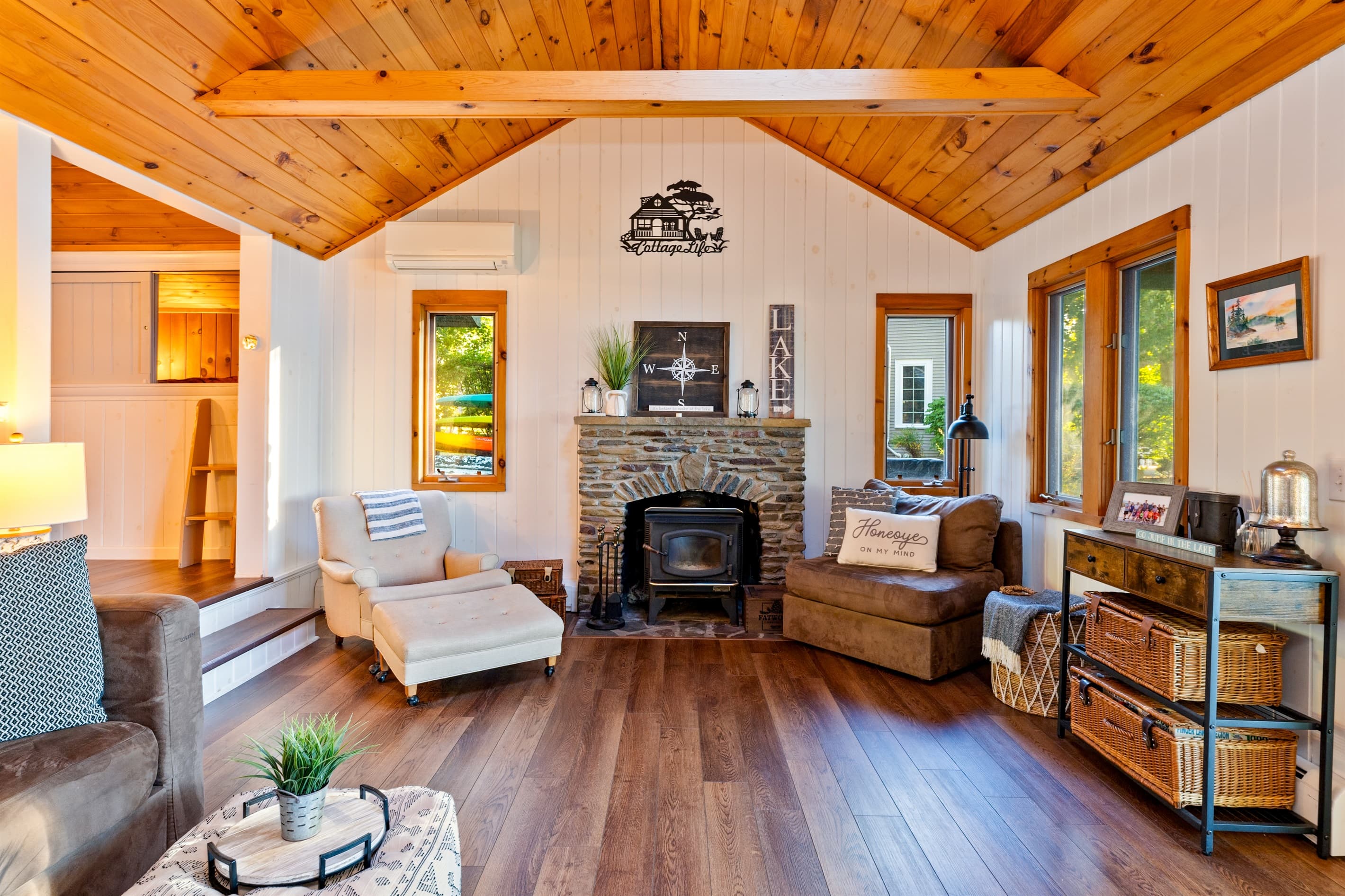 Living room with wood-paneled ceiling