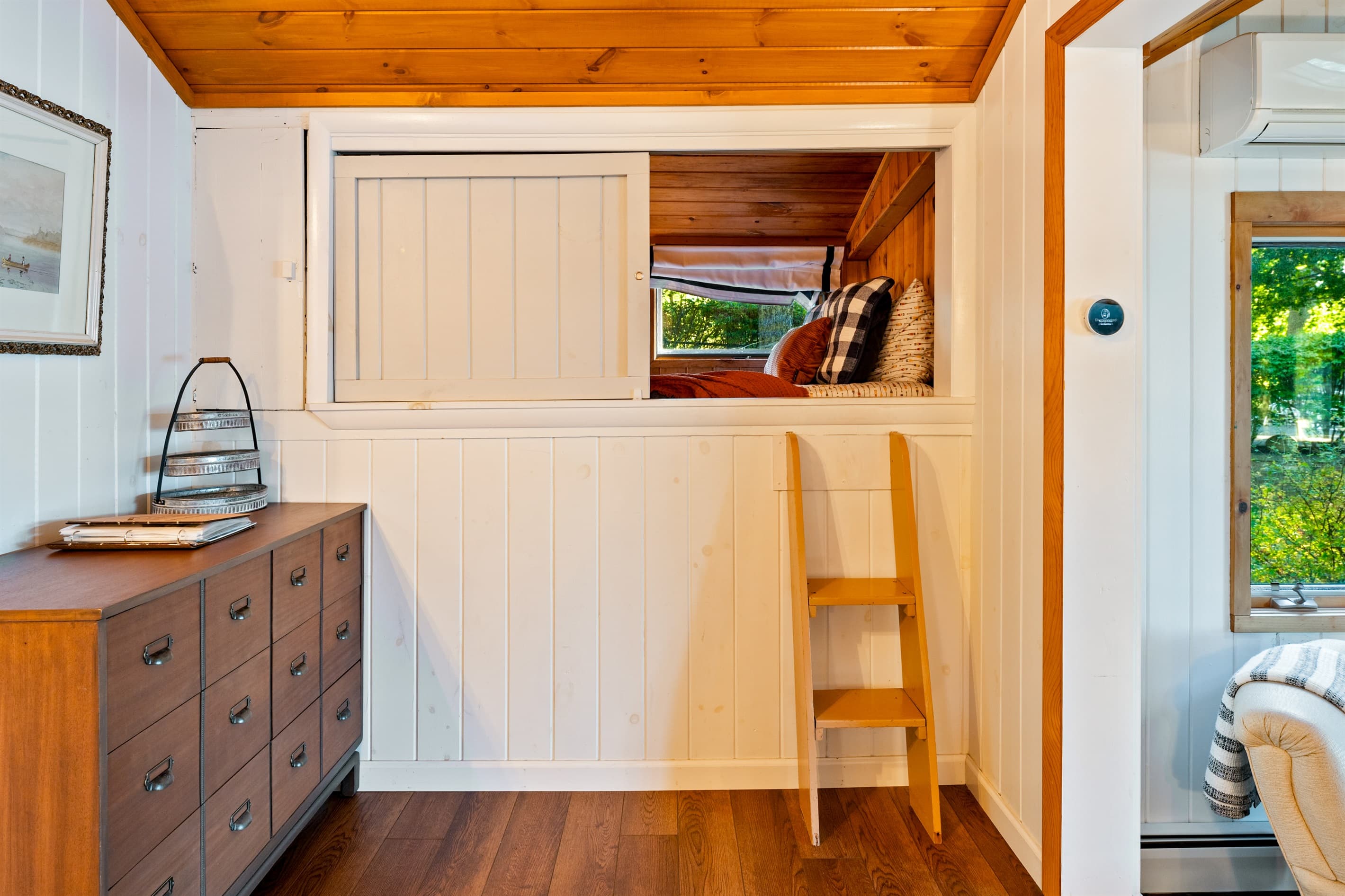 Small sleeping nook with a double bed
