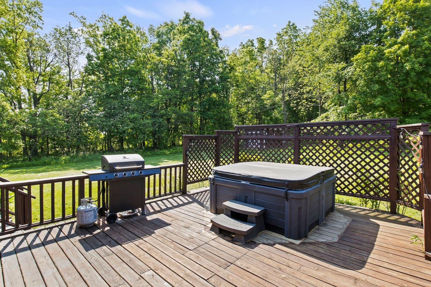 Hot tub and grill on the deck