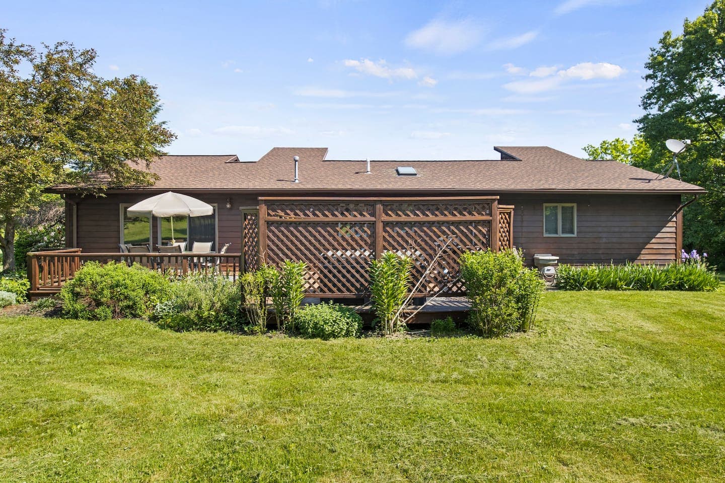 Rear deck with lattice privacy panels