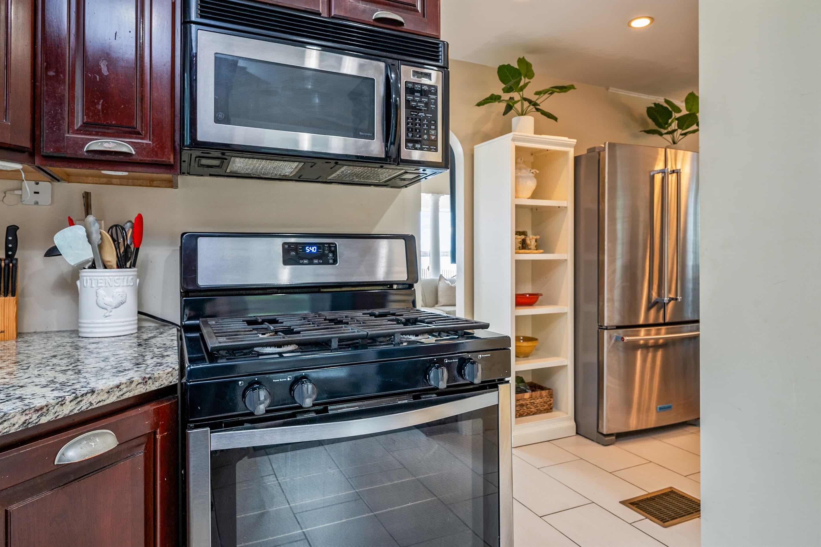 Gas range and microwave with tile backsplash