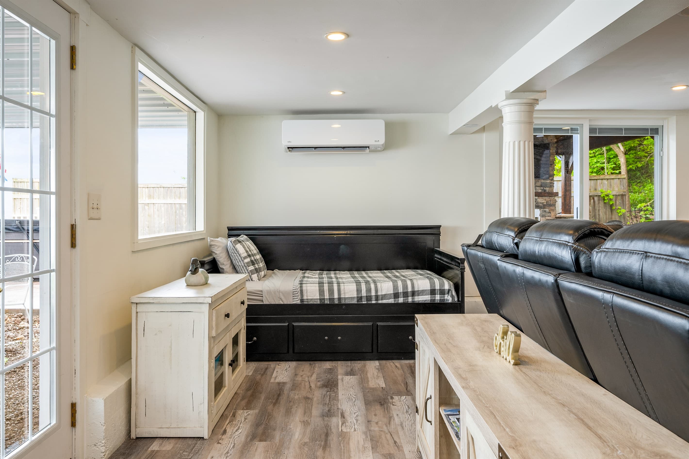 Additional lounge with wall-mounted air conditioner