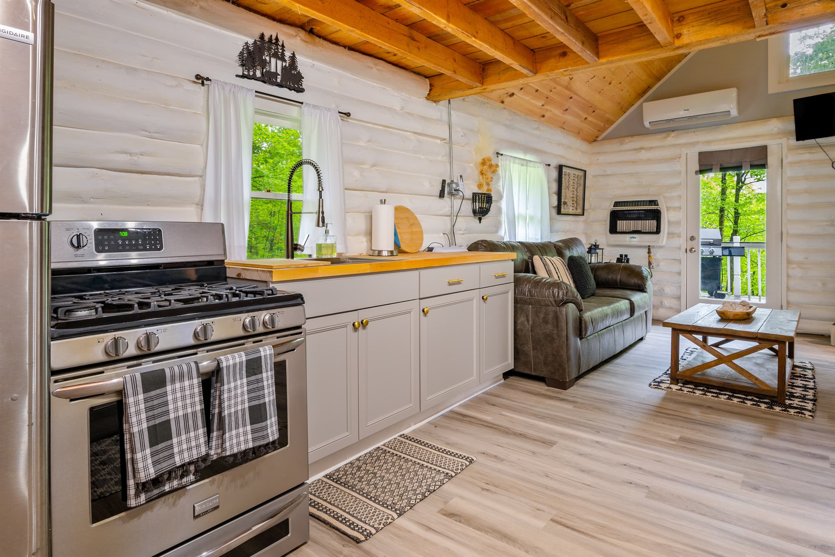 Full kitchen with breakfast bar seating