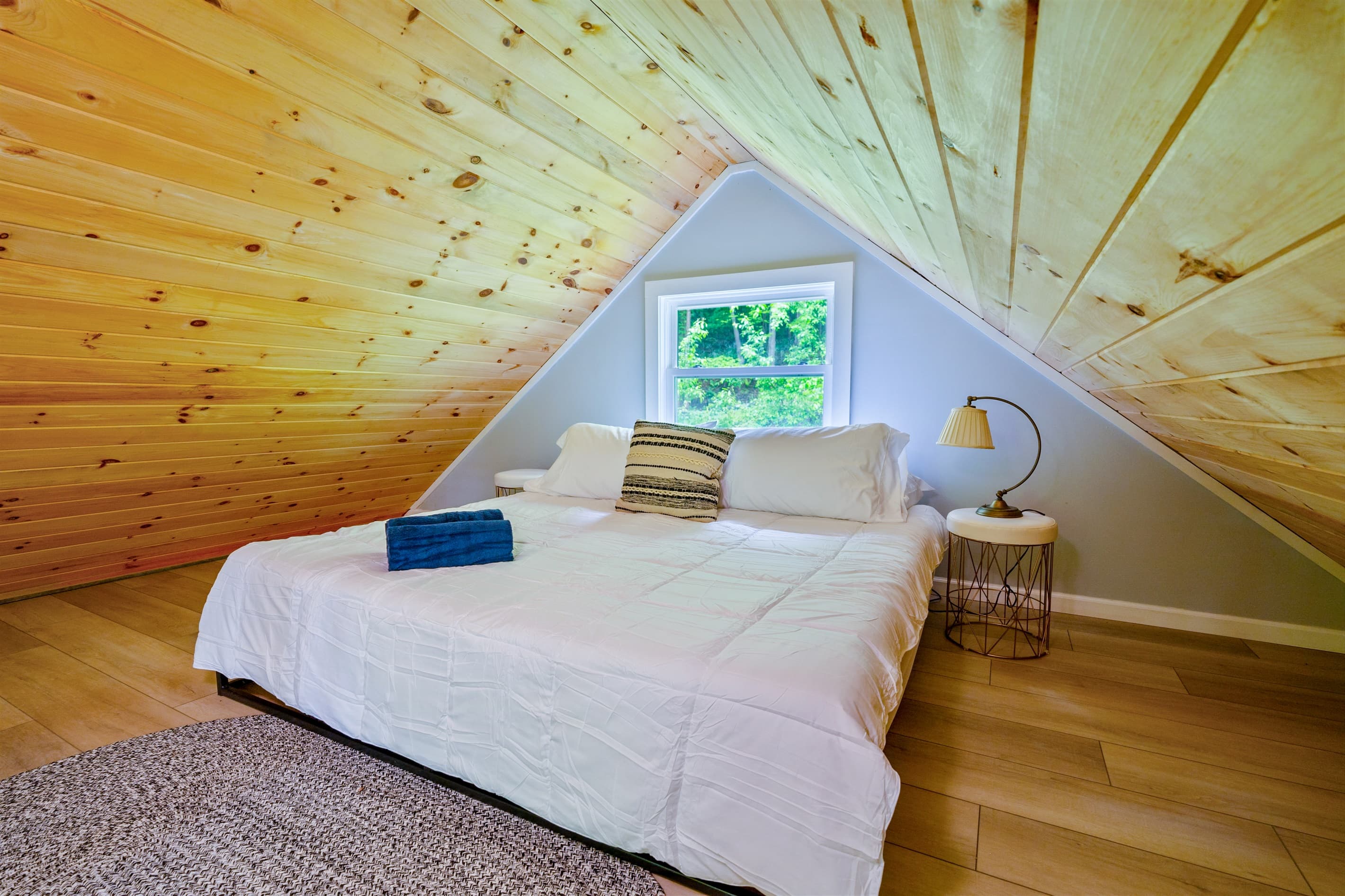 Loft bedroom with twin bed
