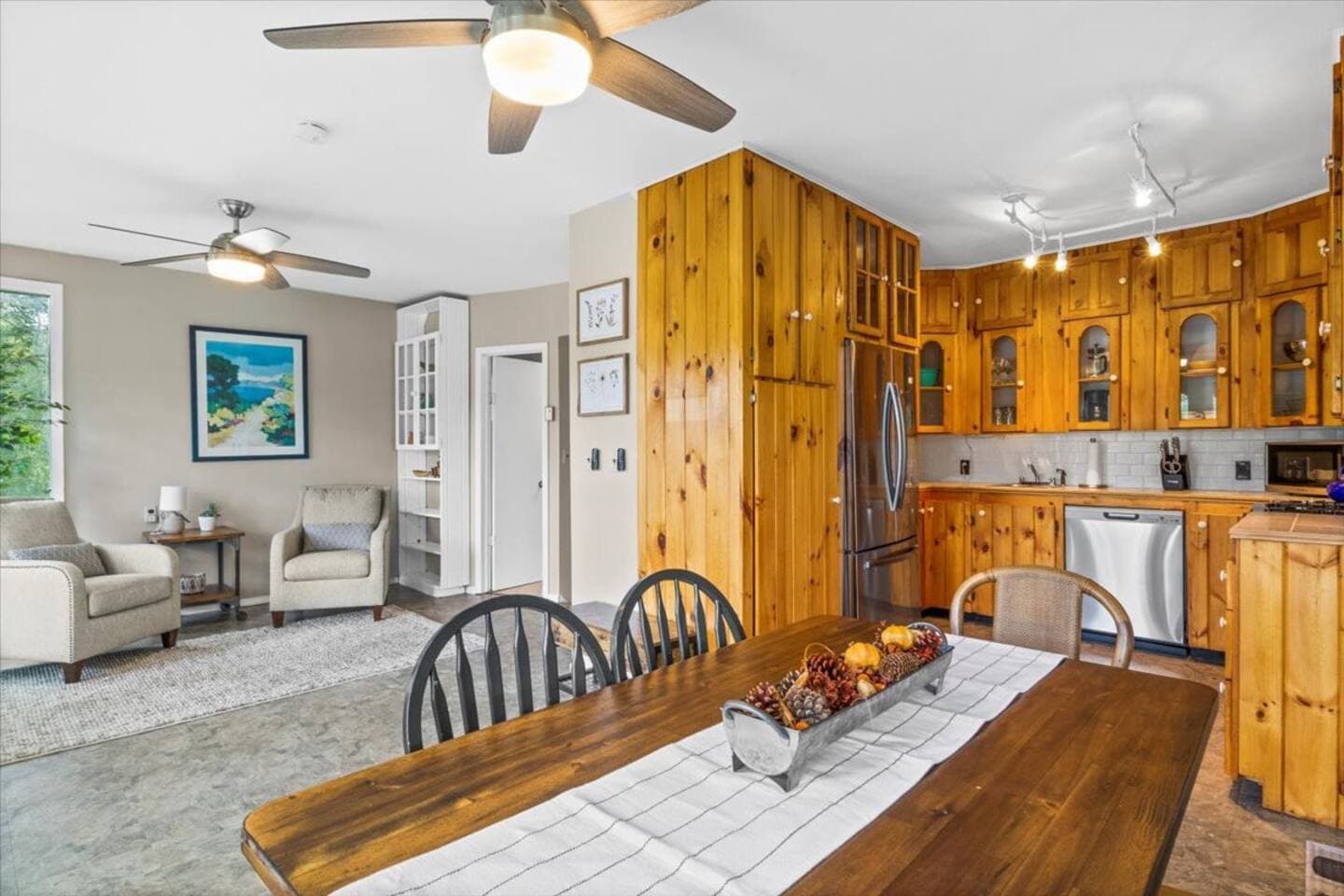 Open kitchen, dining area and reading corner