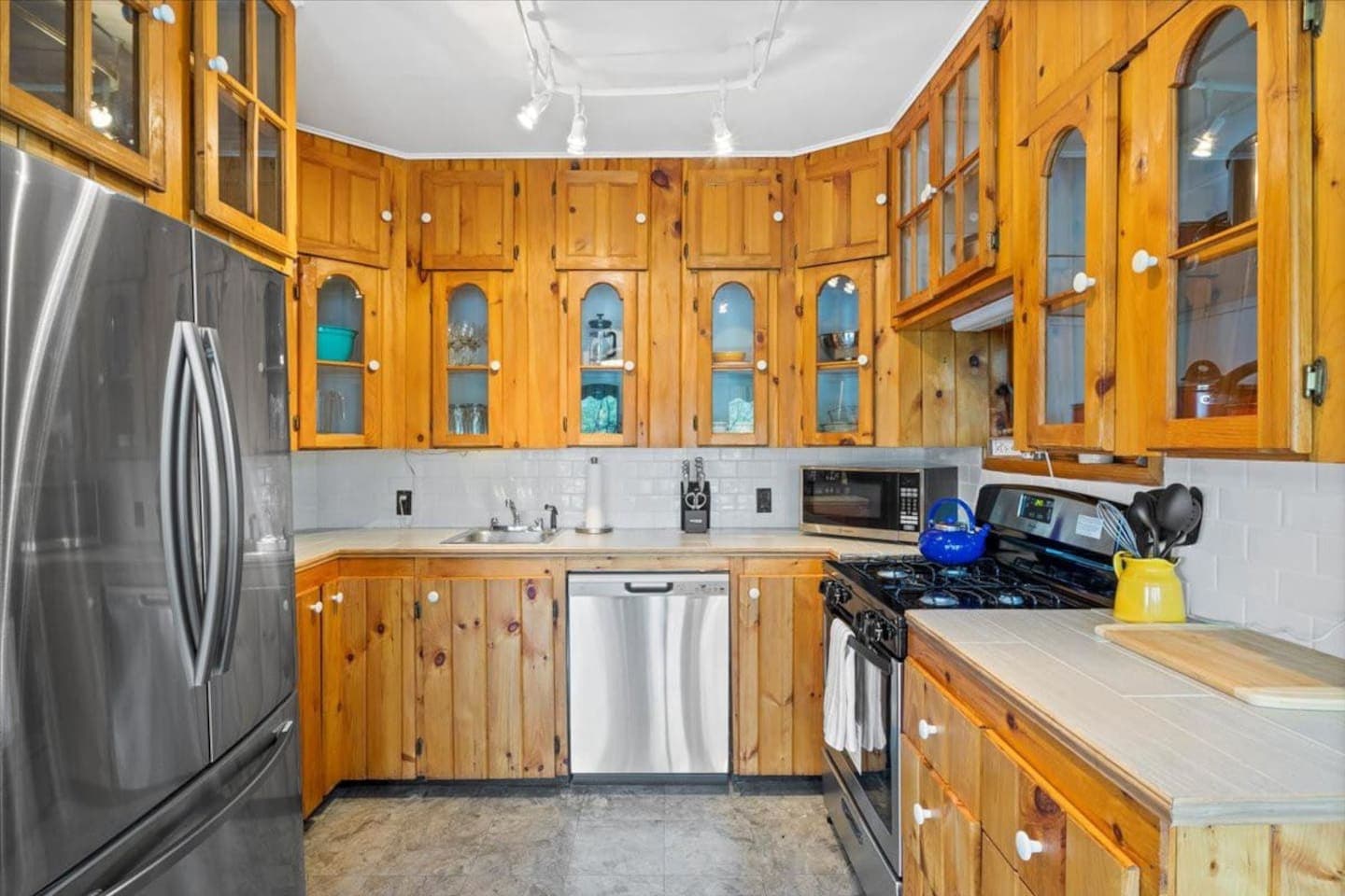 Kitchen sink and stainless steel dishwasher