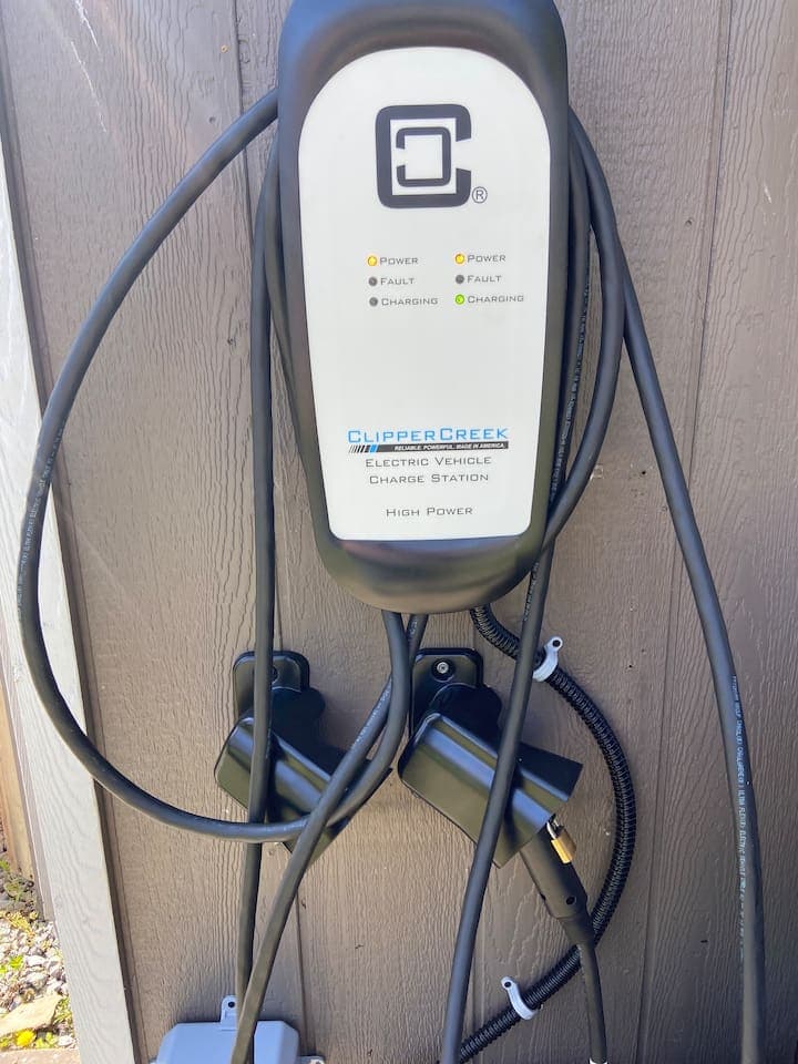 Electric vehicle charging station