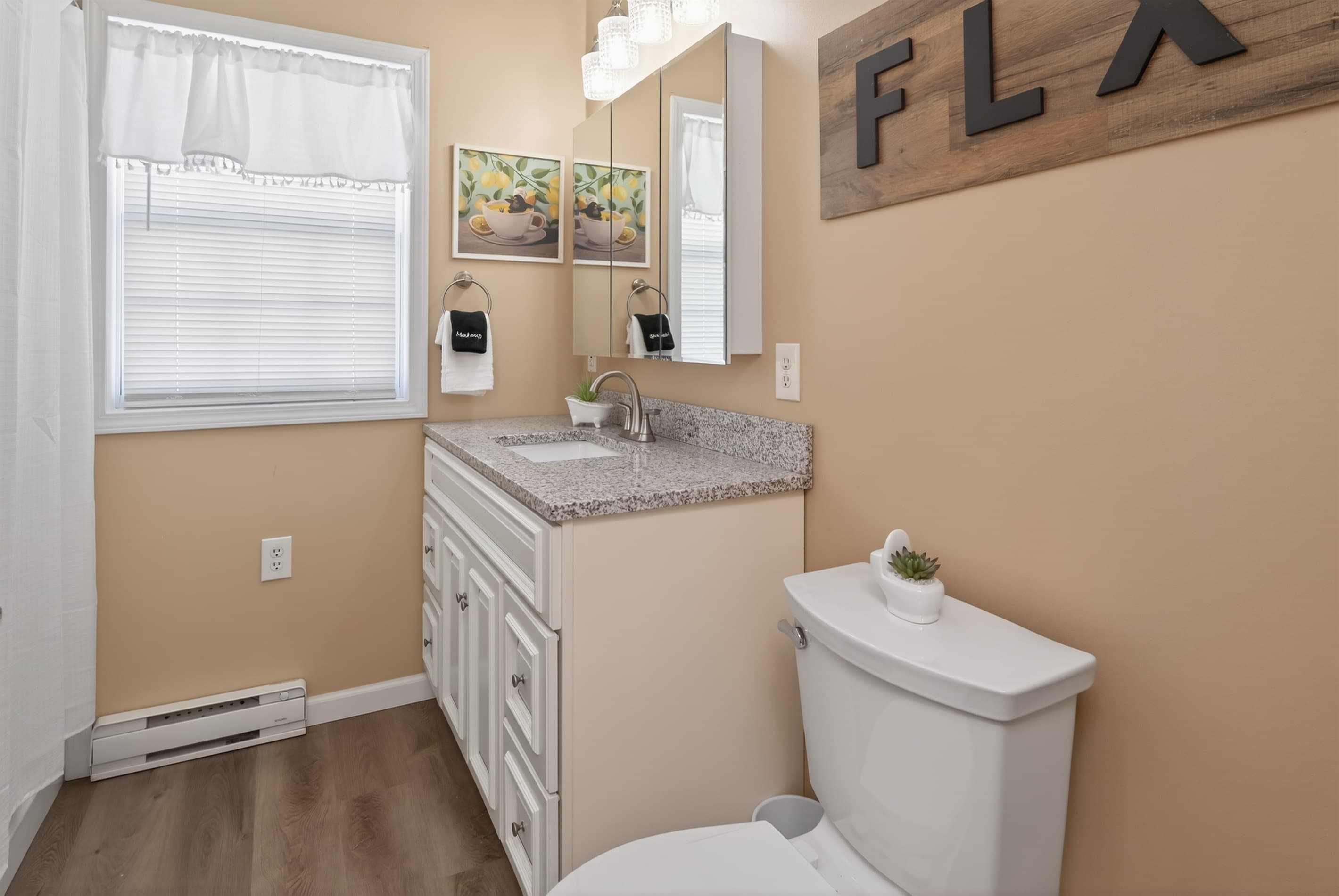 Main House full bathroom 