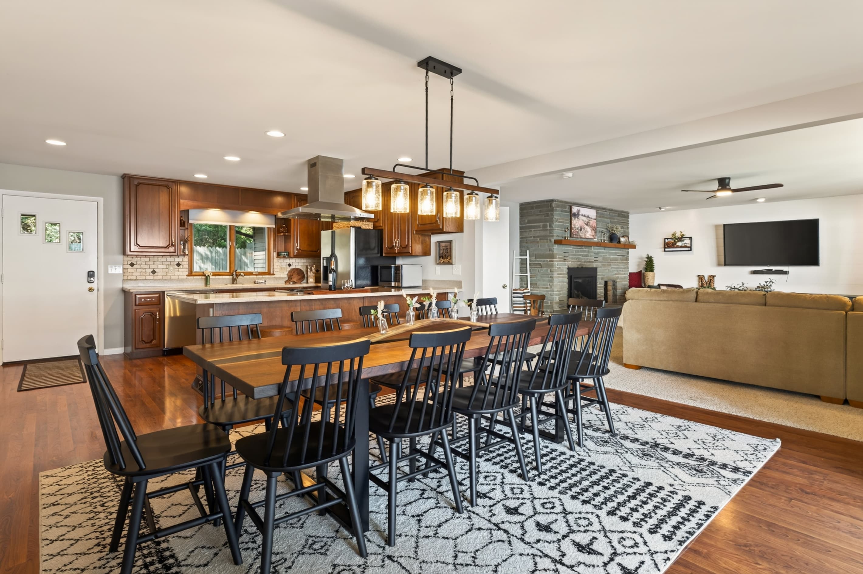 Dining area connected to the kitchen