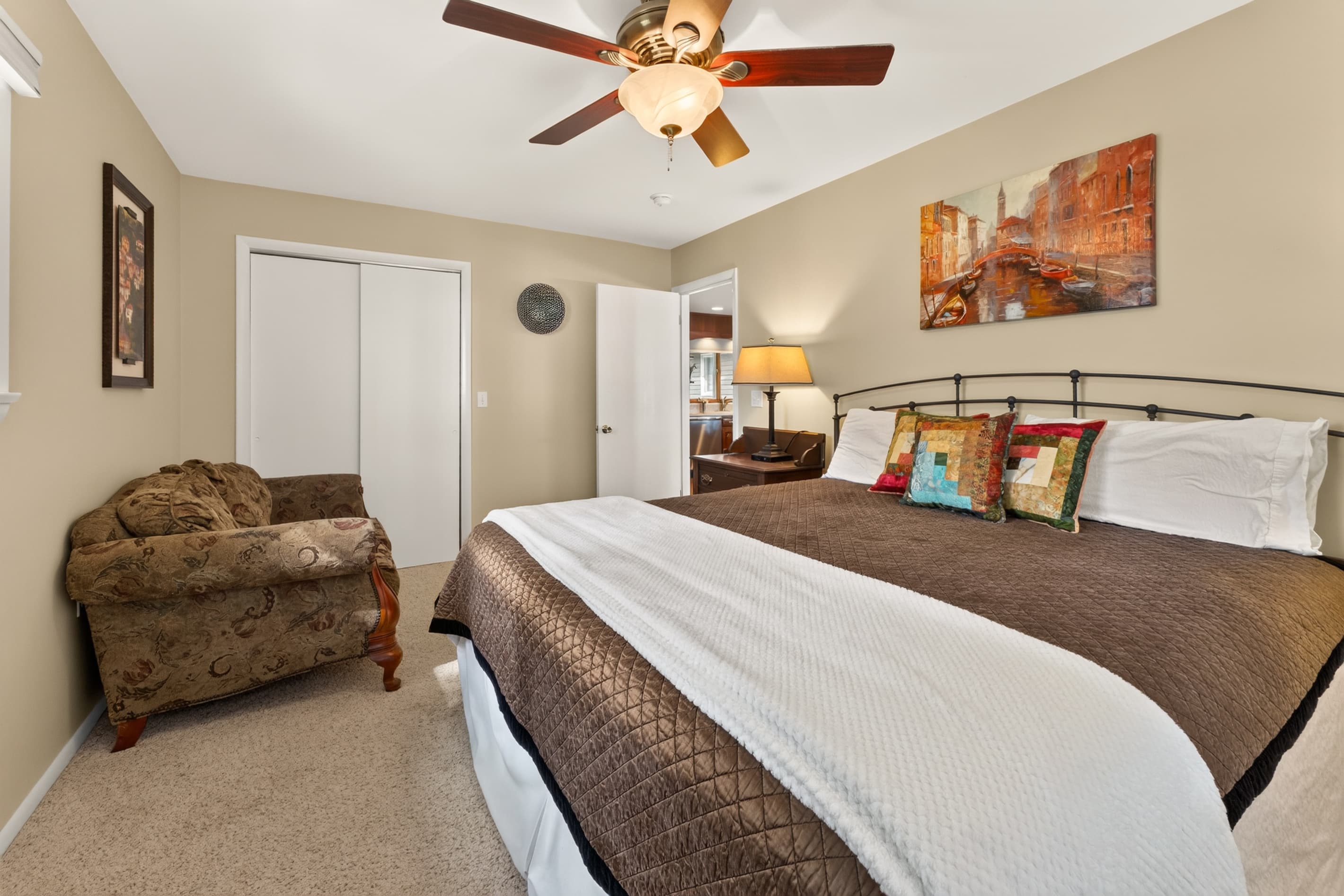 Queen bedroom with sitting area