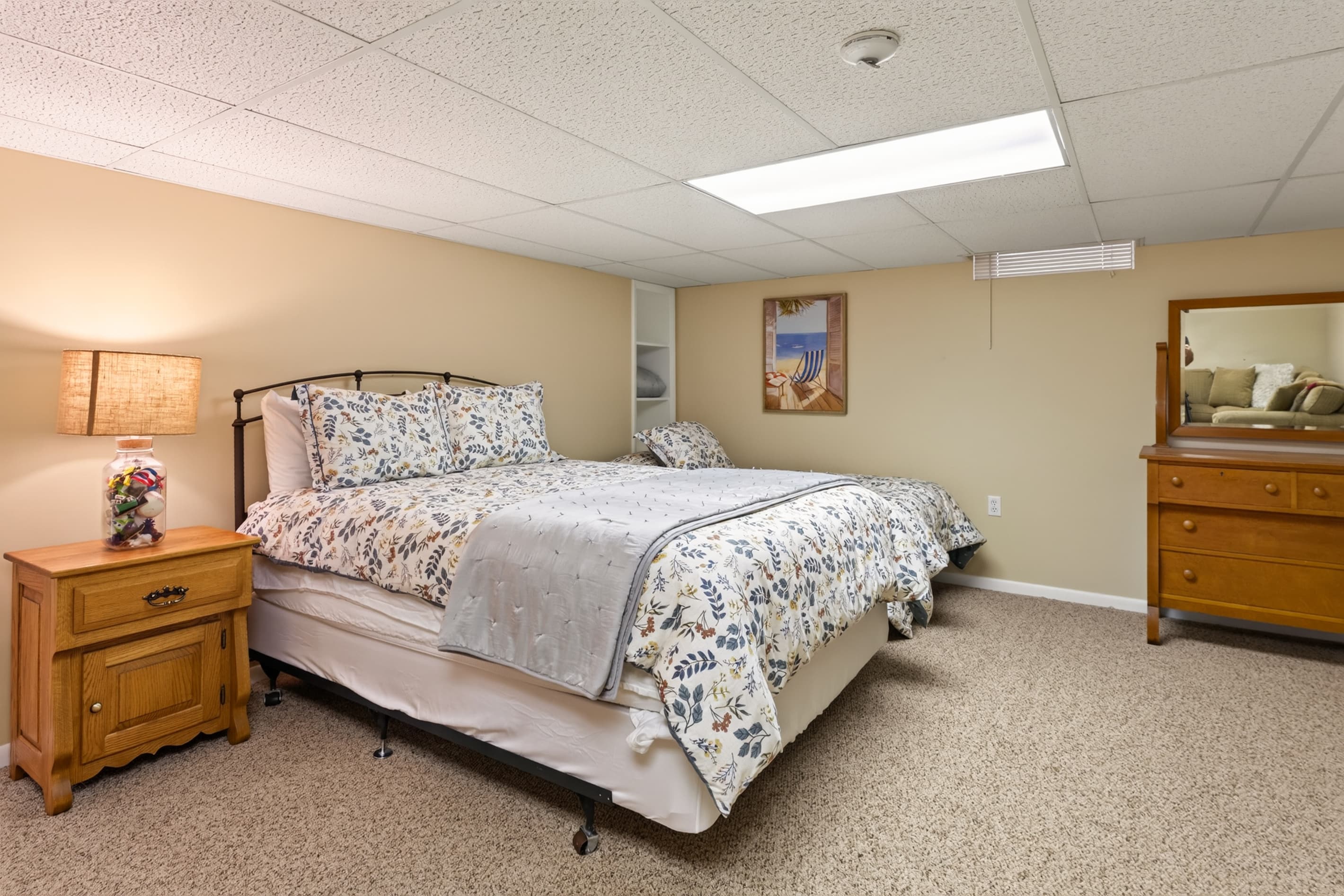 Bedroom with queen and twin beds