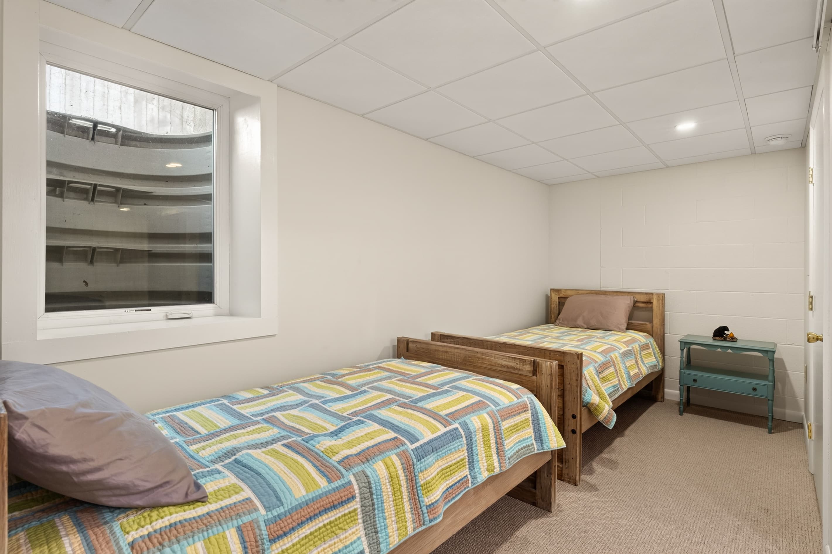 Twin bedroom with two single beds