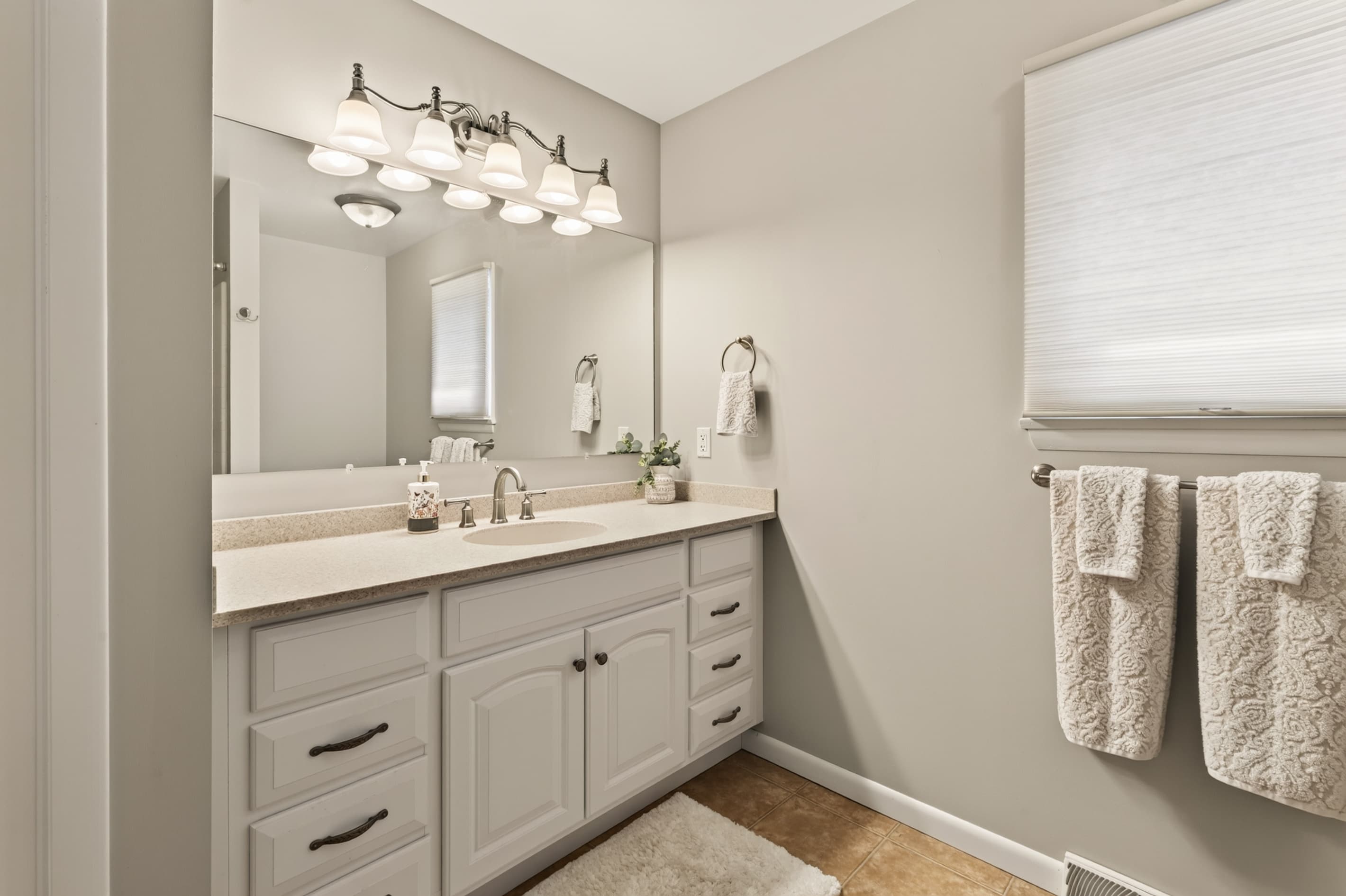 Double vanity with wall mirror