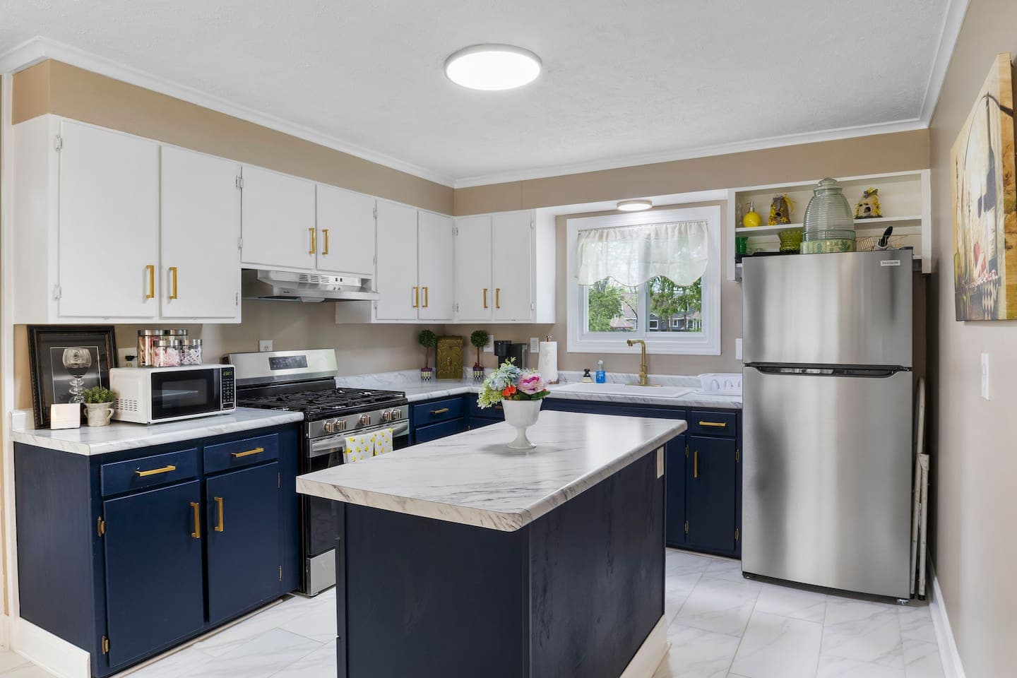 Kitchen with large central island