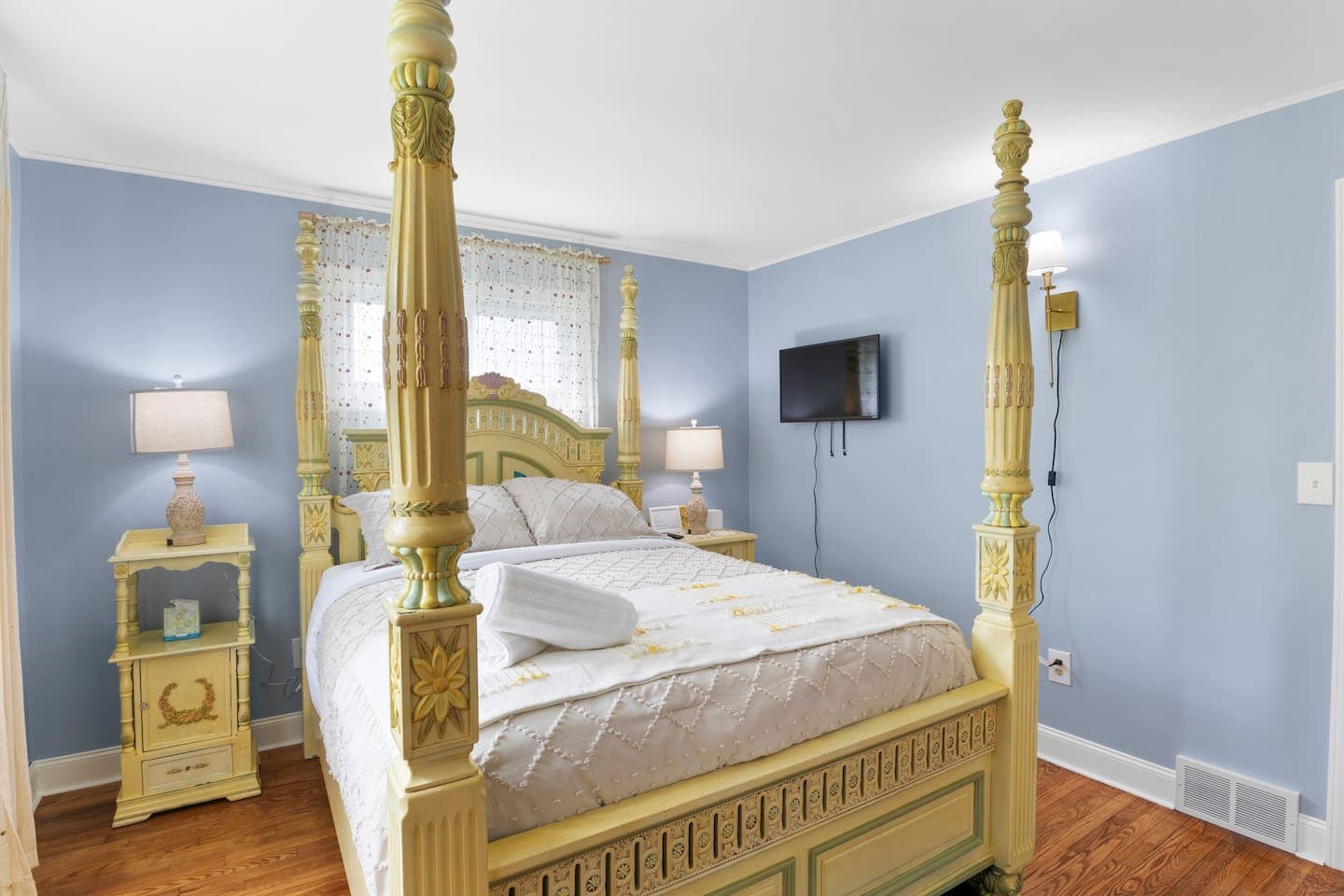 Canopy bed with yellow frame