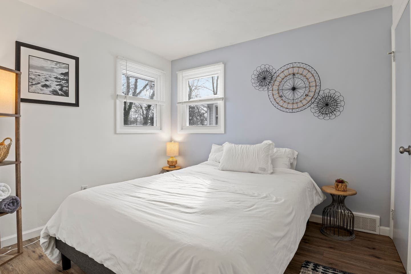 Bed beneath circular wall décor