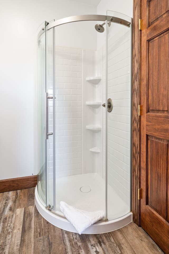 Glass shower with built-in corner shelves