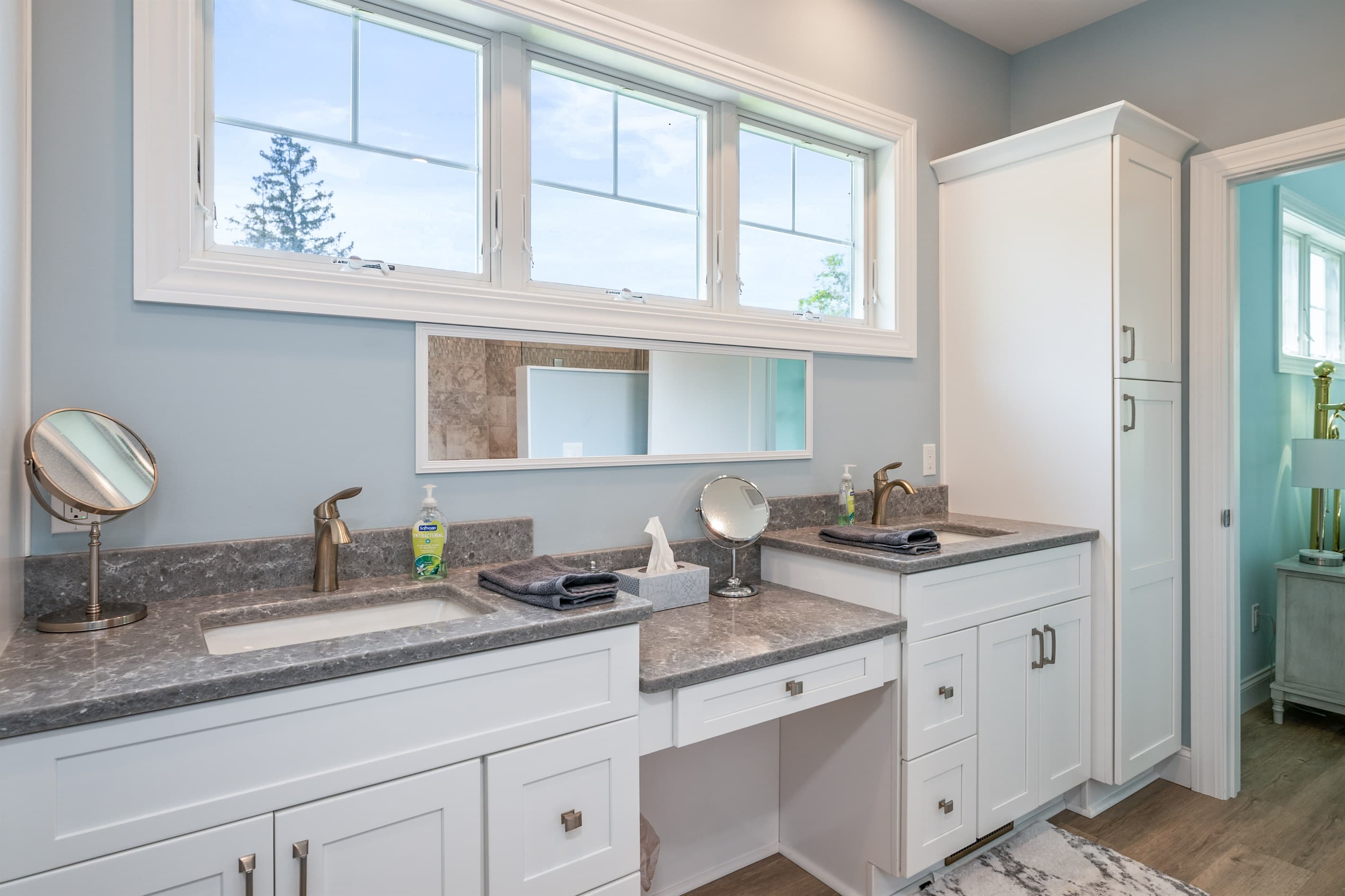 Ensuite bathroom with double vanity sinks