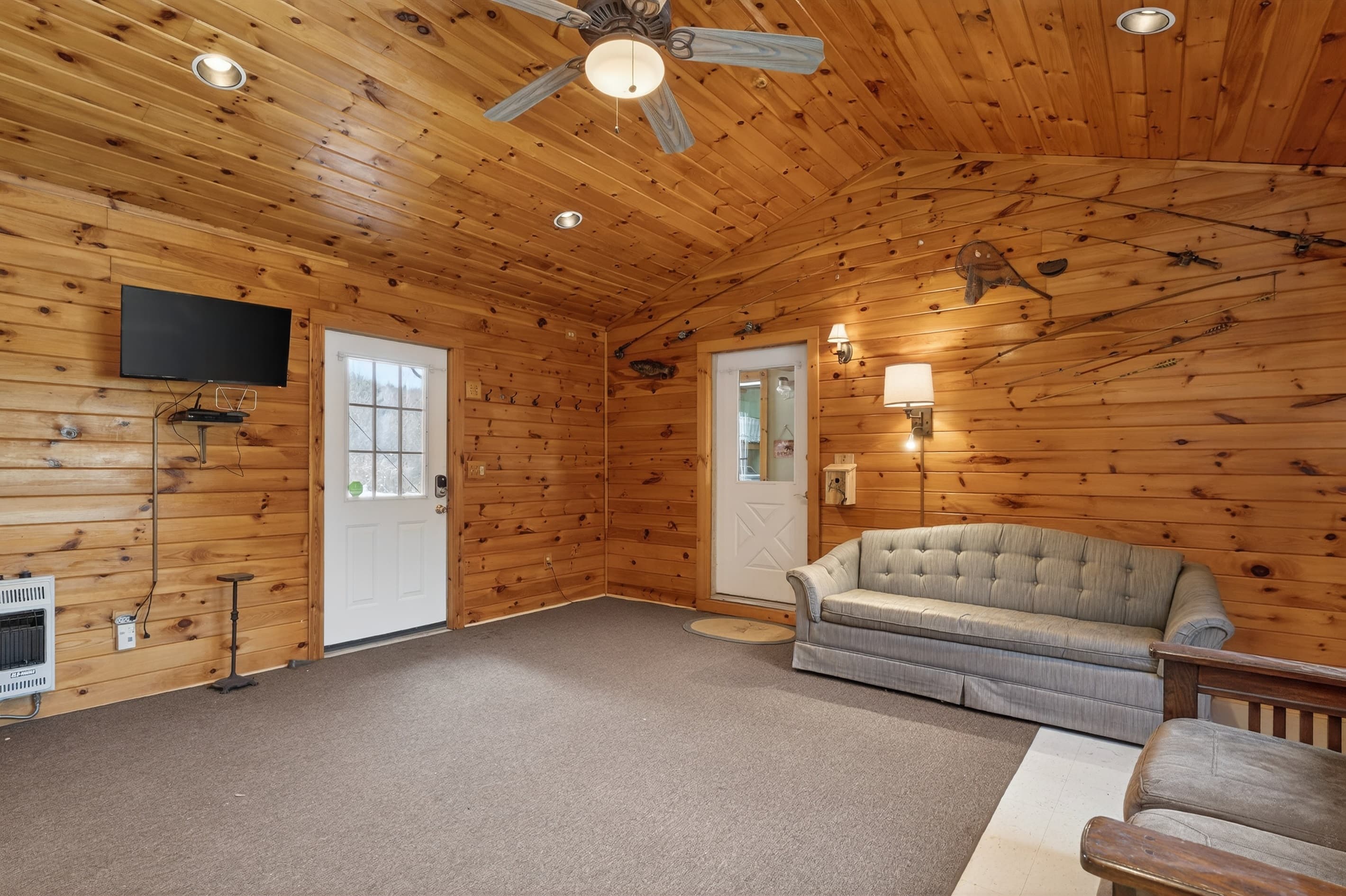 Entry sitting area with bench and television