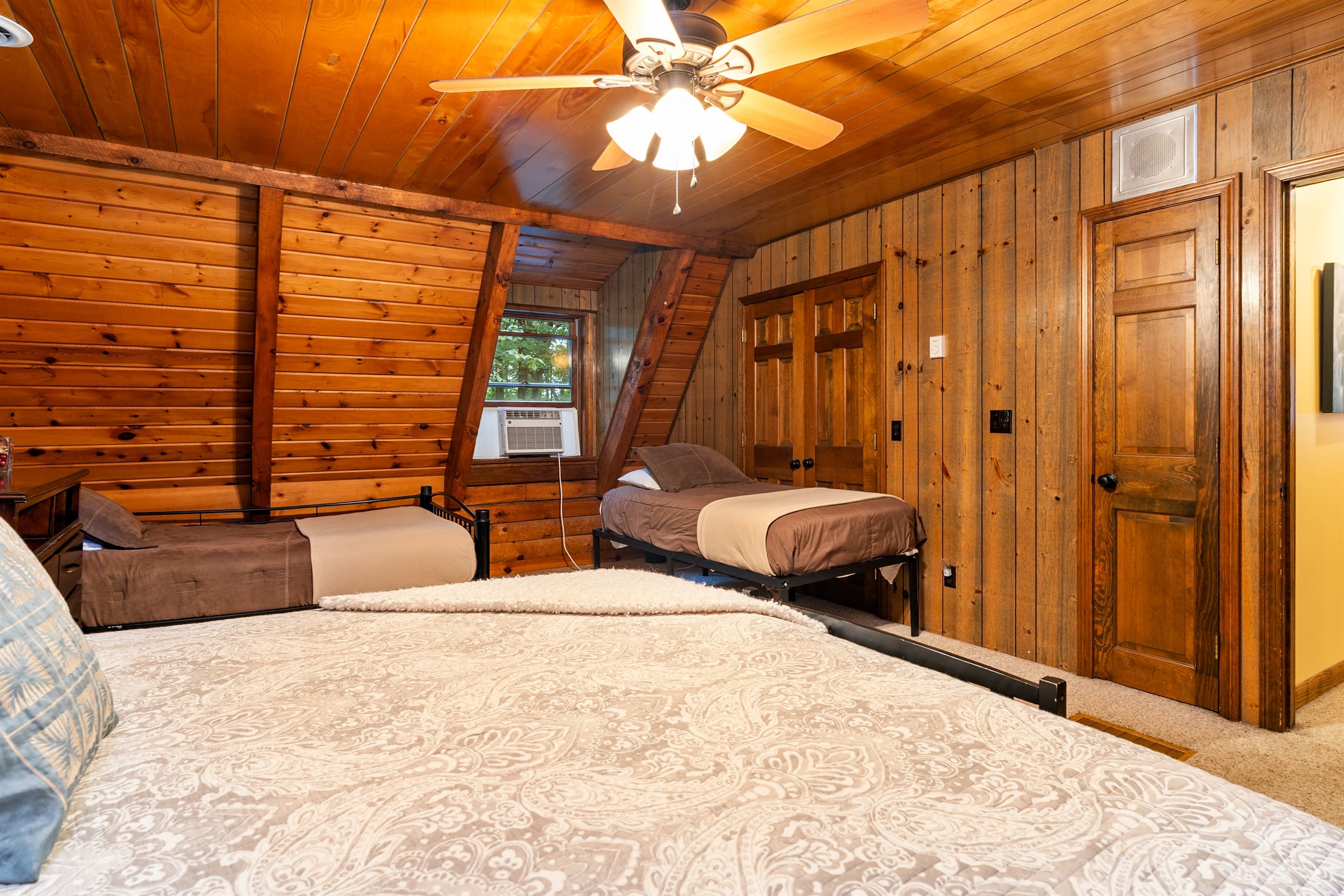 Alternate view of the multi-bed guest room