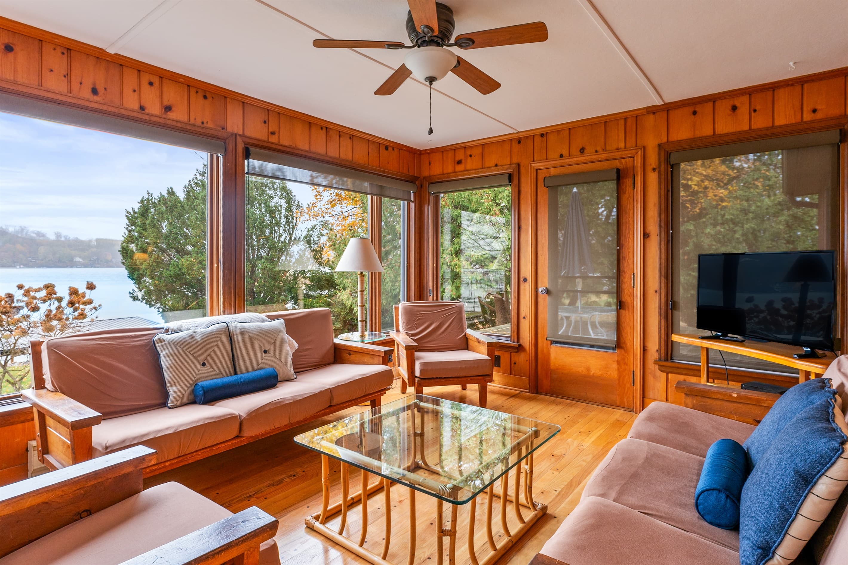 Sunroom with seating area and ceiling fan