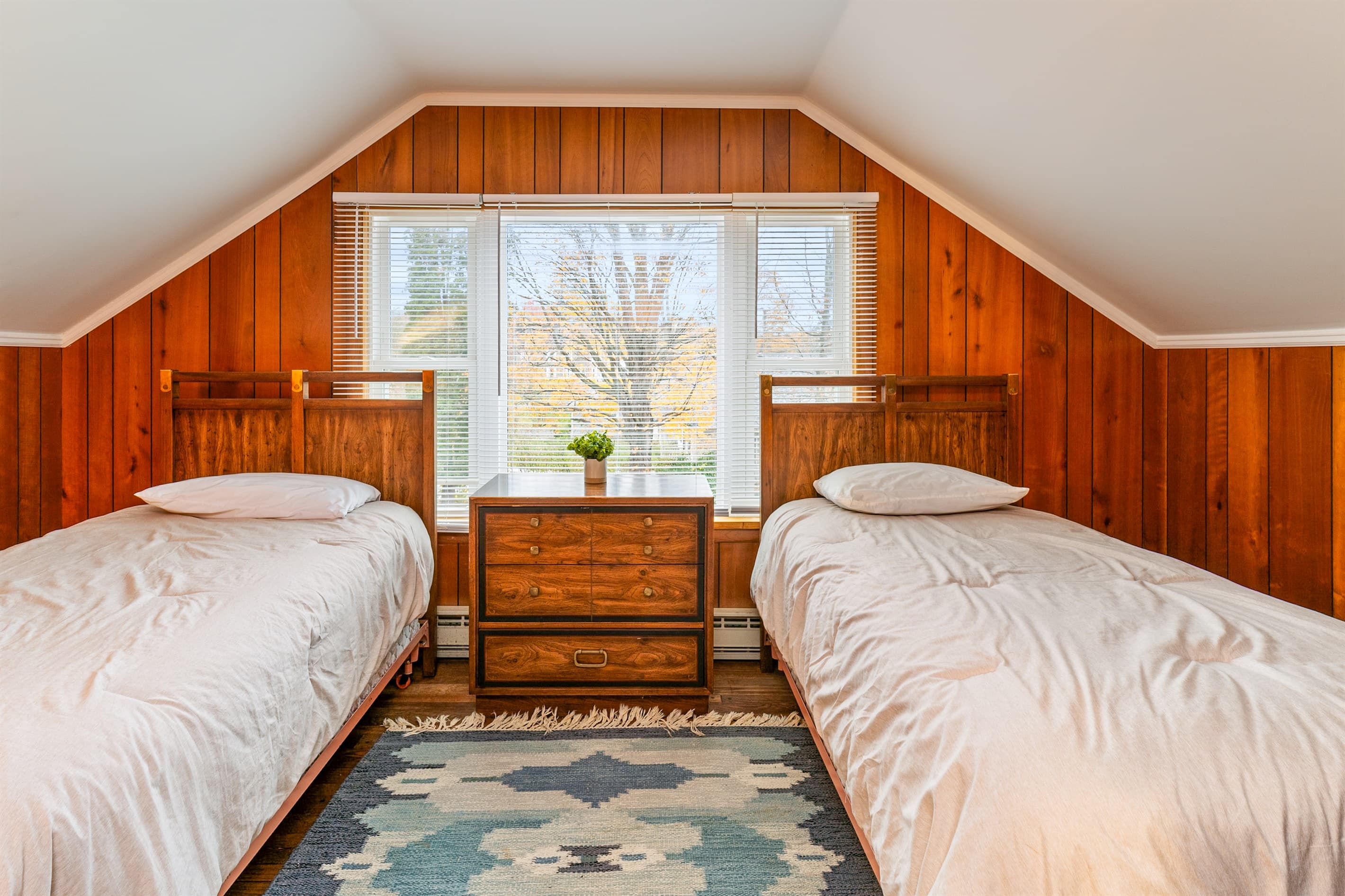 Twin bedroom with two separate beds