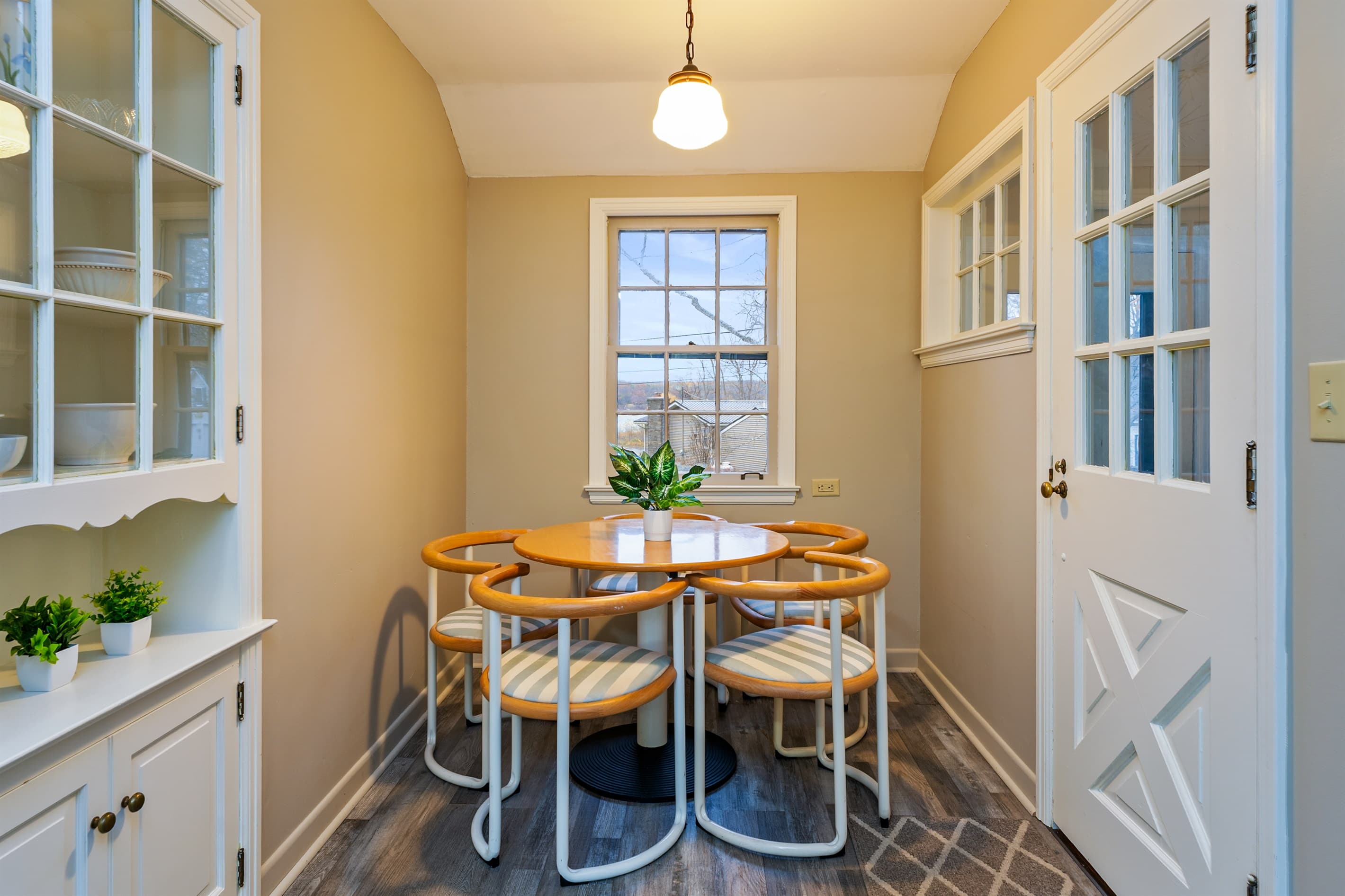 Dining nook with round table and four chairs
