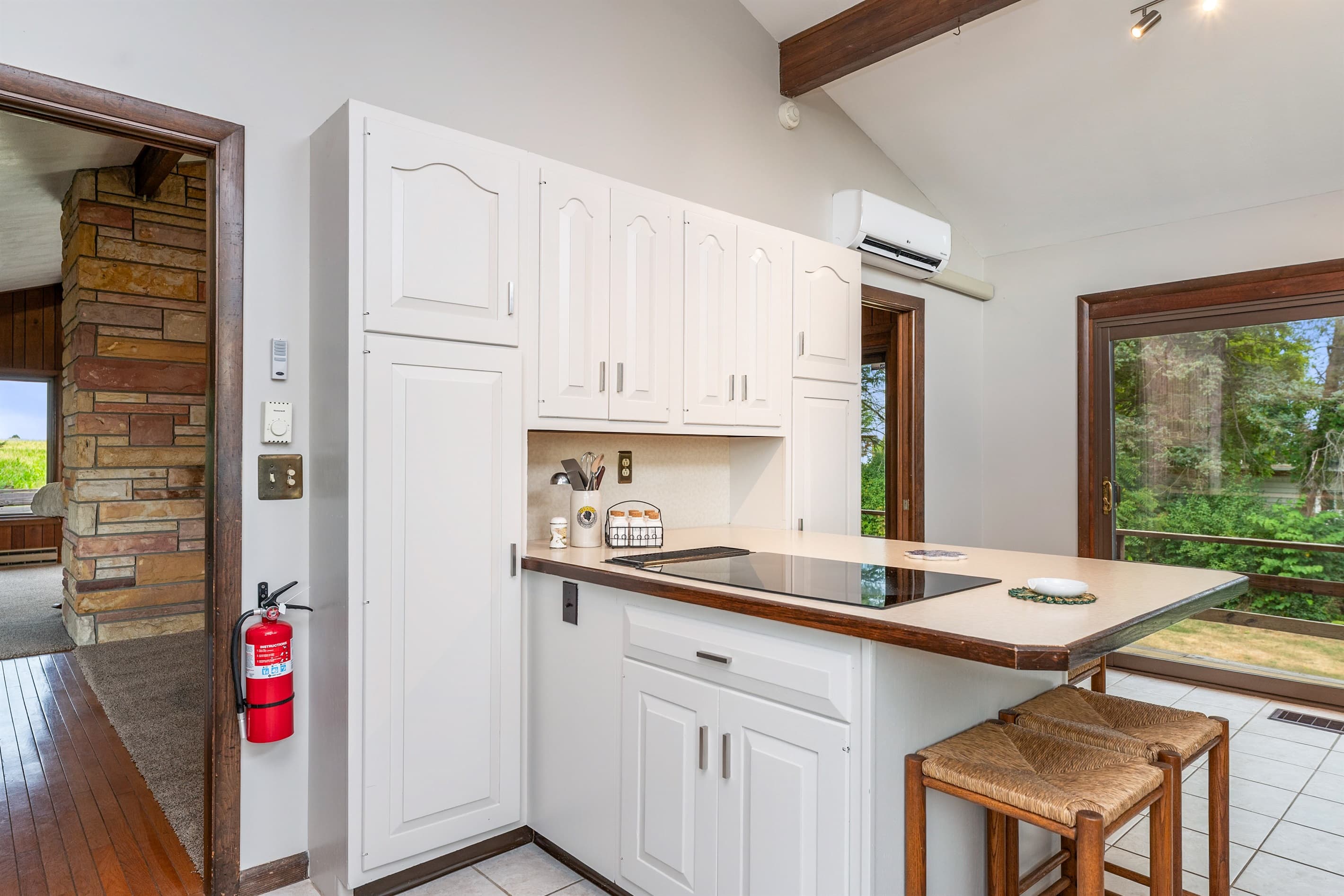 Peninsula with white built in shelves