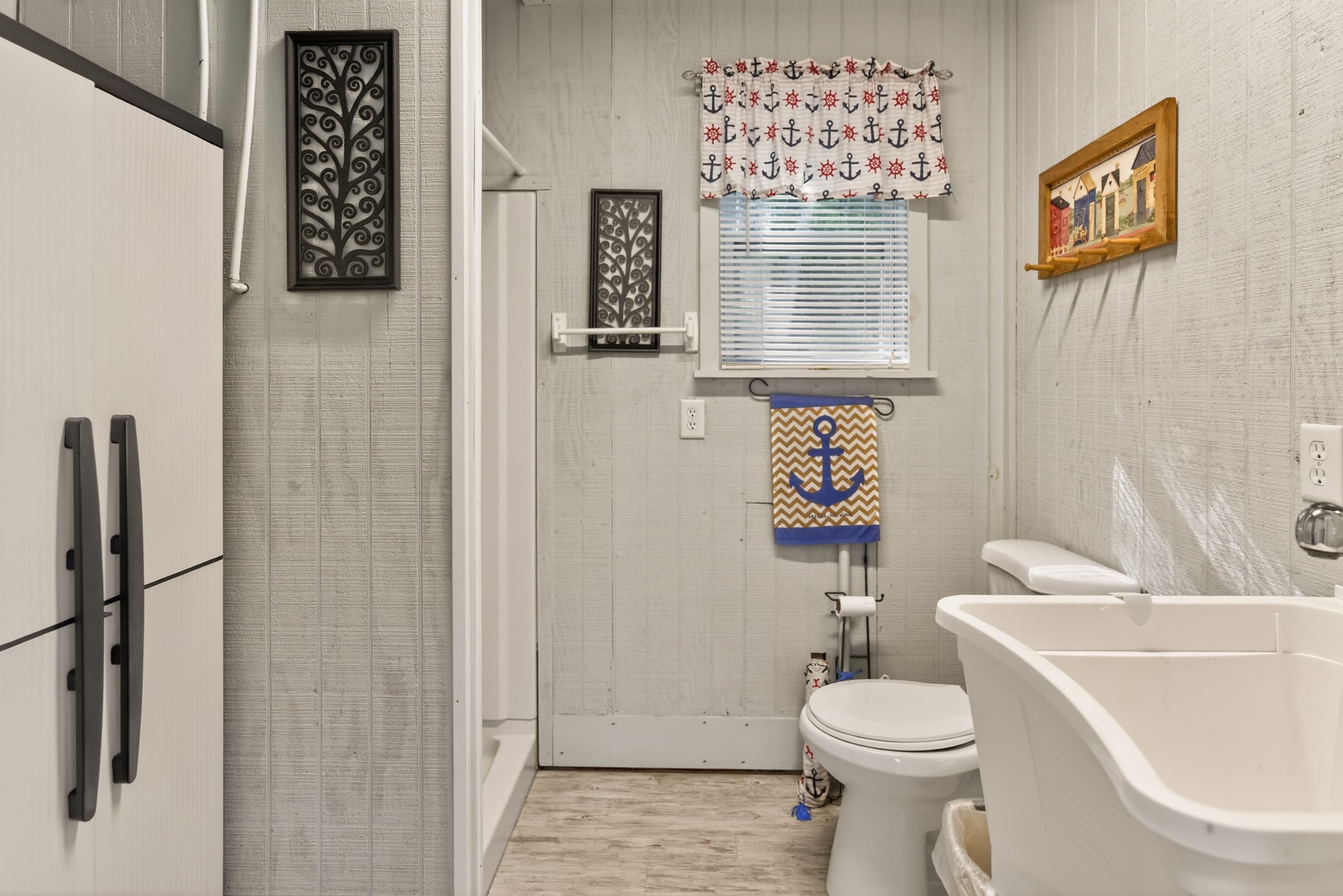 Screened pavilion full bathroom