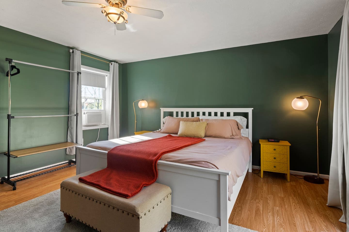 Bedroom with green accent wall and daybed