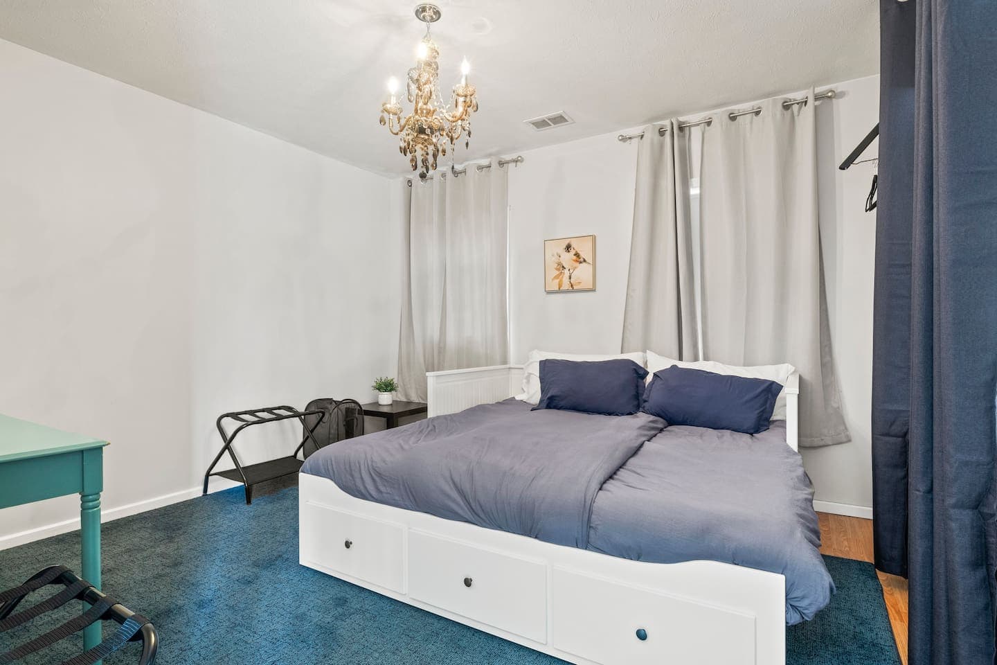 King daybed with additional floor space