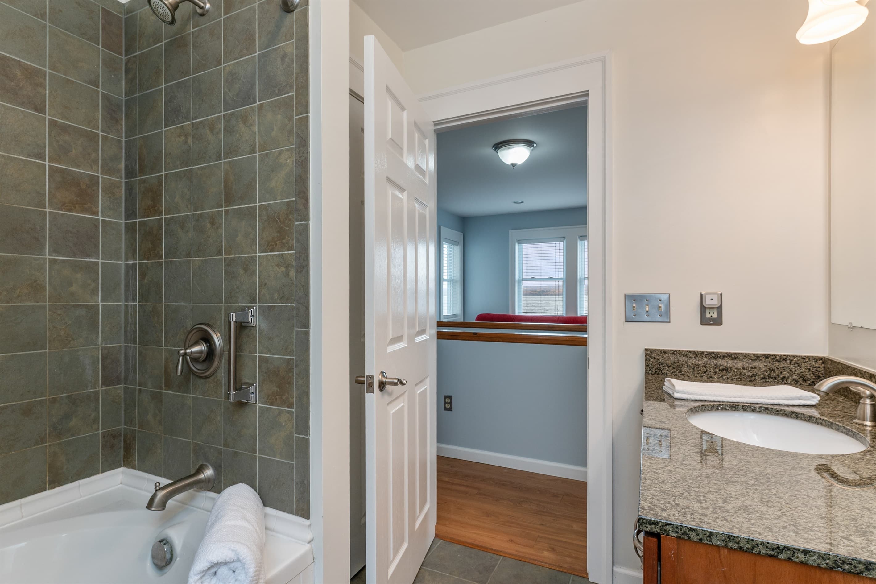 Upstairs bathroom with jet tub