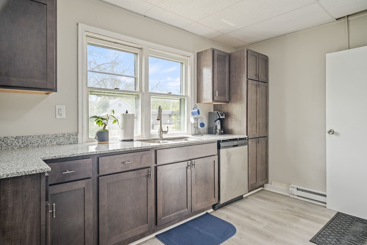 Unit 42.5 kitchen with granite counters