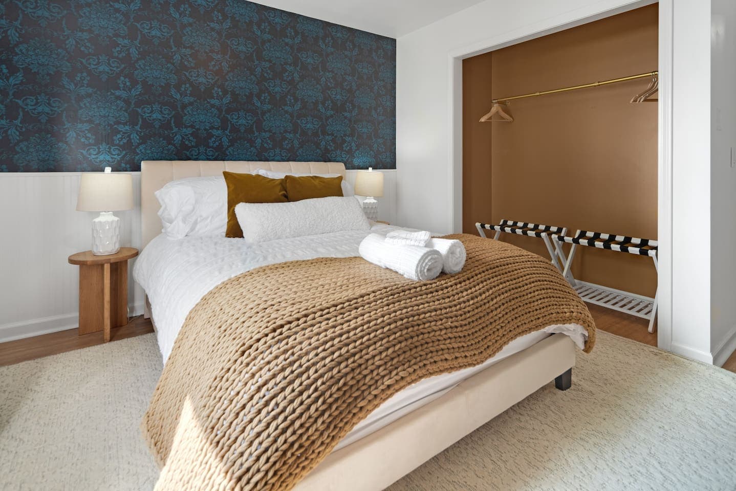 Bedroom with modern furnishings