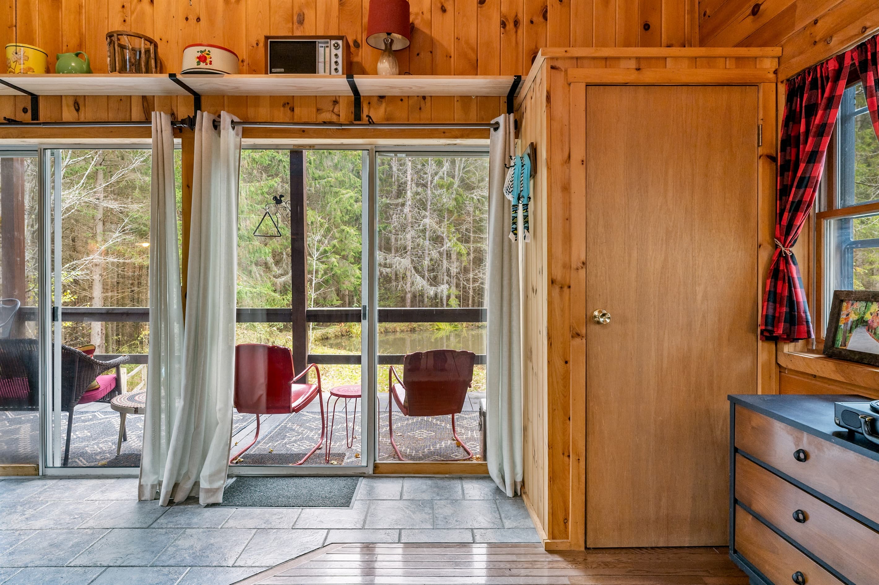 Entry way enclosed with glass doors 
