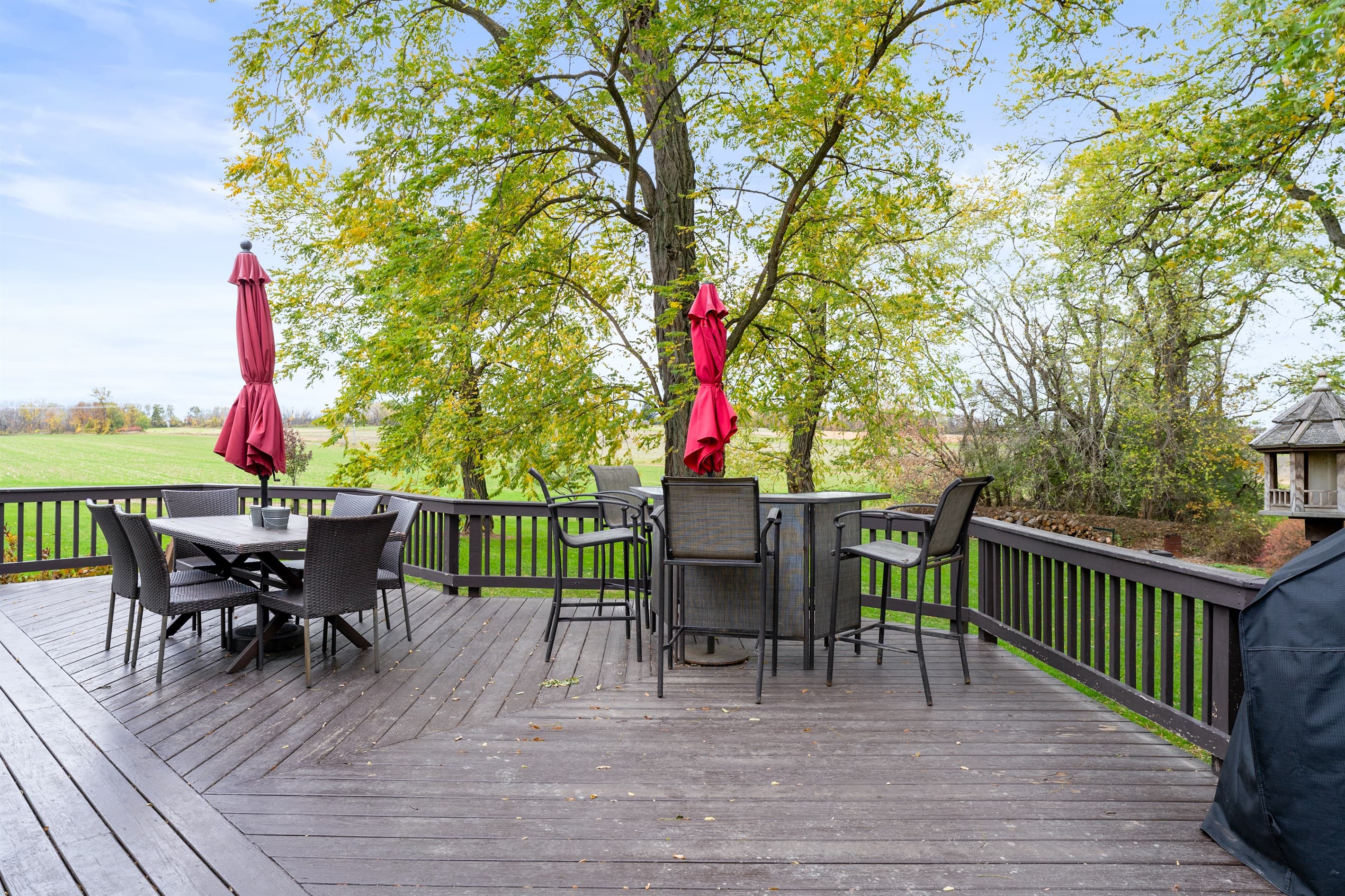 Wraparound deck with outdoor dining furniture
