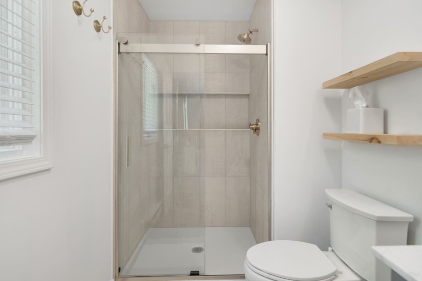 Glass shower with built-in shelving