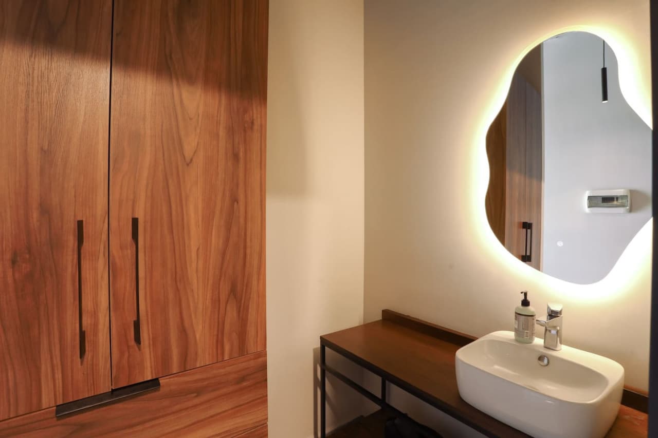 Baño completo, Lavabo, Espejo táctil y closet.