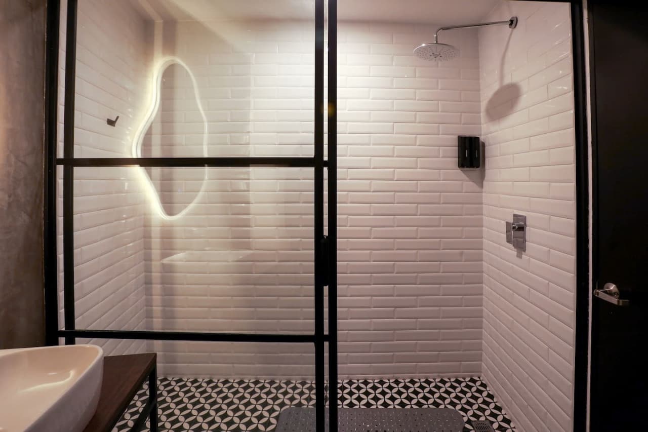 Baño completo, Lavabo, Espejo táctil y Regadera.