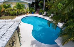 Victoria Park 1BR Cottage with Heated Pool