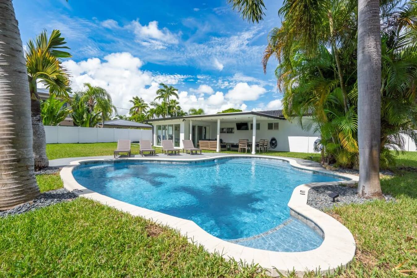 Delila's Chic 3br-2ba w/ Heated Pool + Game Room