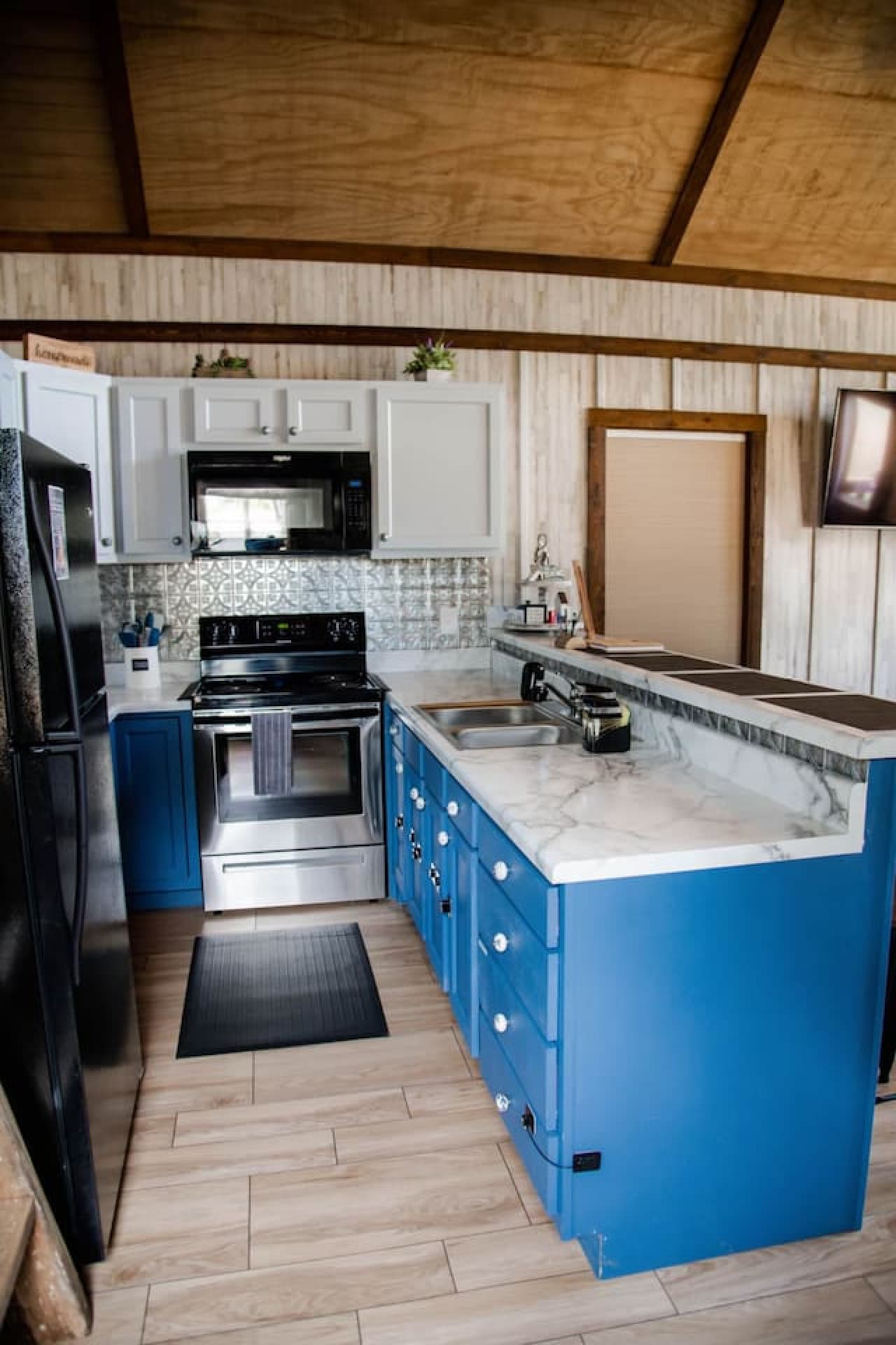LL Kitchen overview portrait