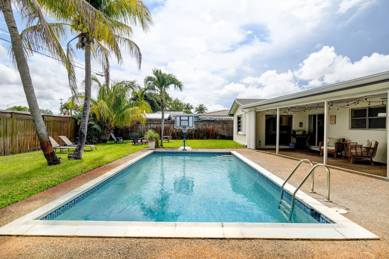 Tranquil Oasis: Pool & Fire Pit in Boynton