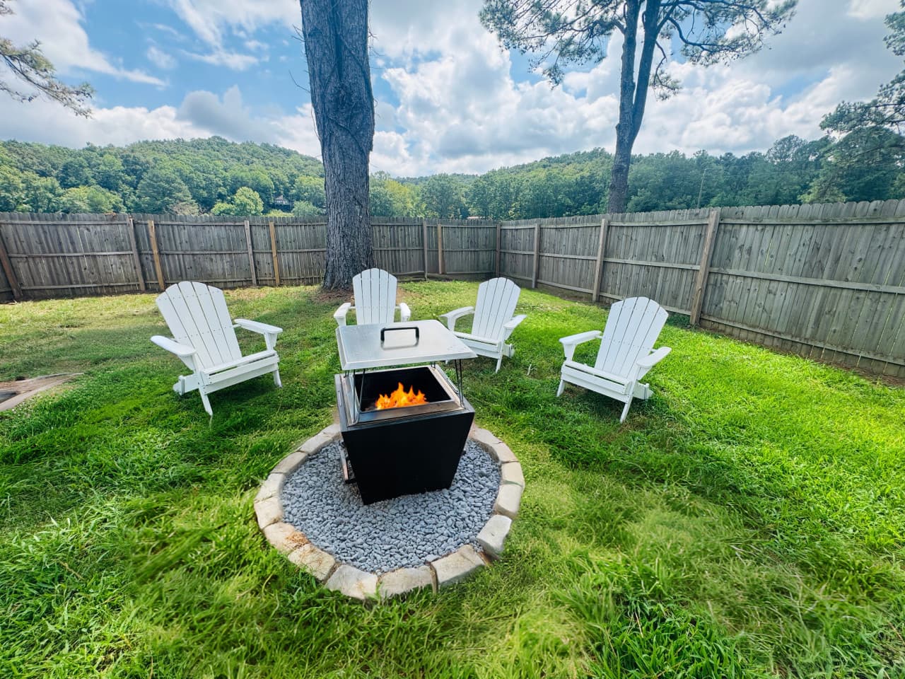 Lake Guntersville Cabin | Fenced Yard | Fire Pit - The Lucky Lodge