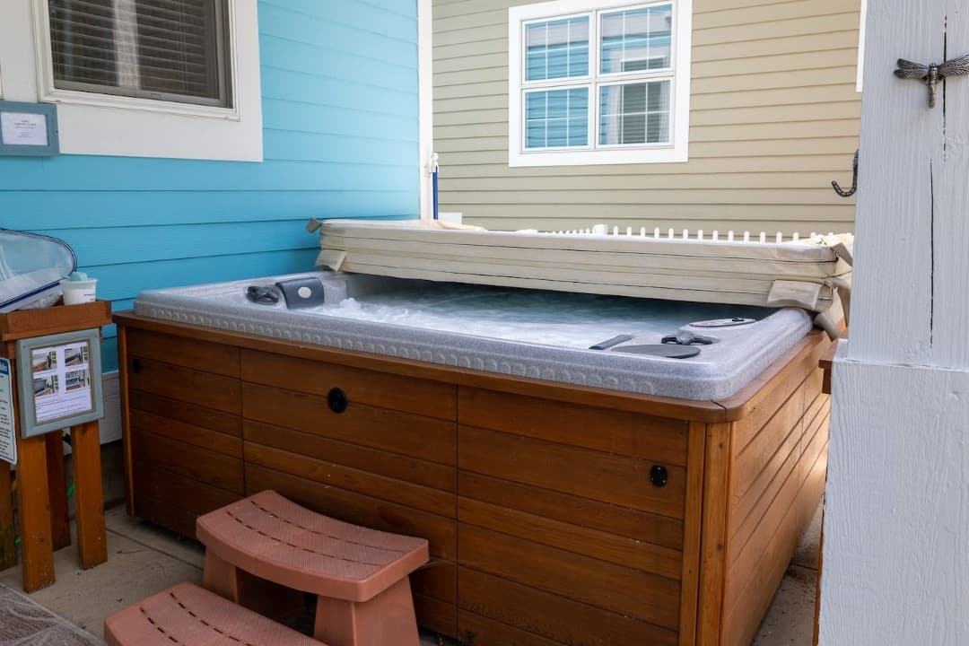 Lake Front/Hot Tub/Sleeps 10-12 (A Wave From It)