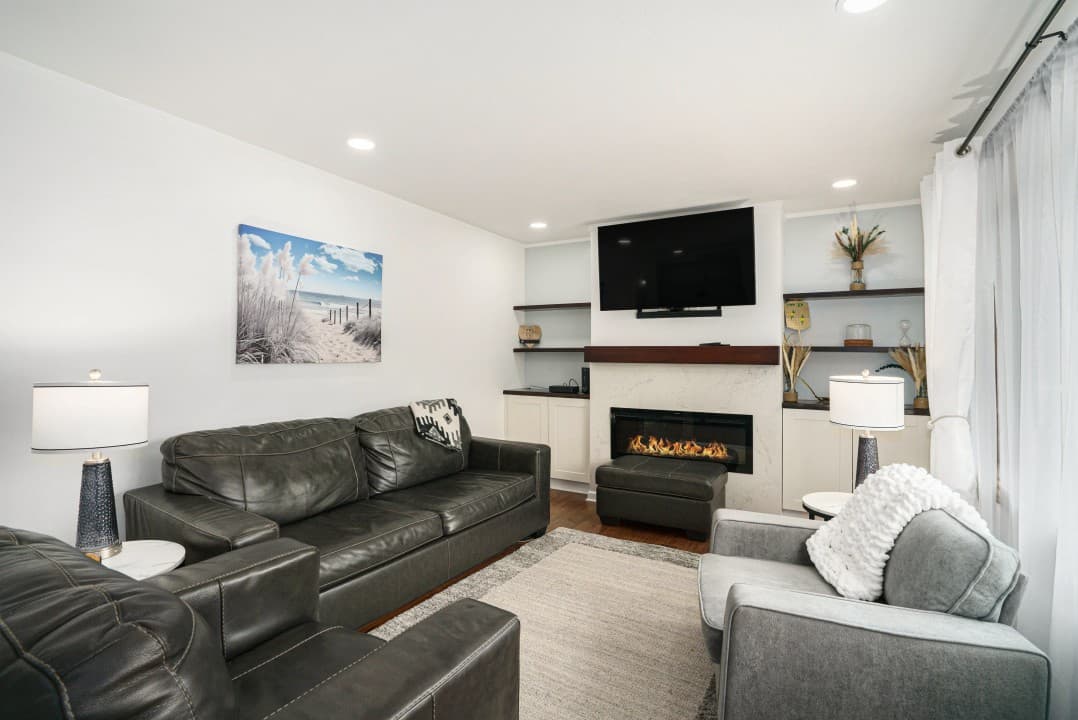 MTM Premier Home near Lake 3bdr Bath and 1/2